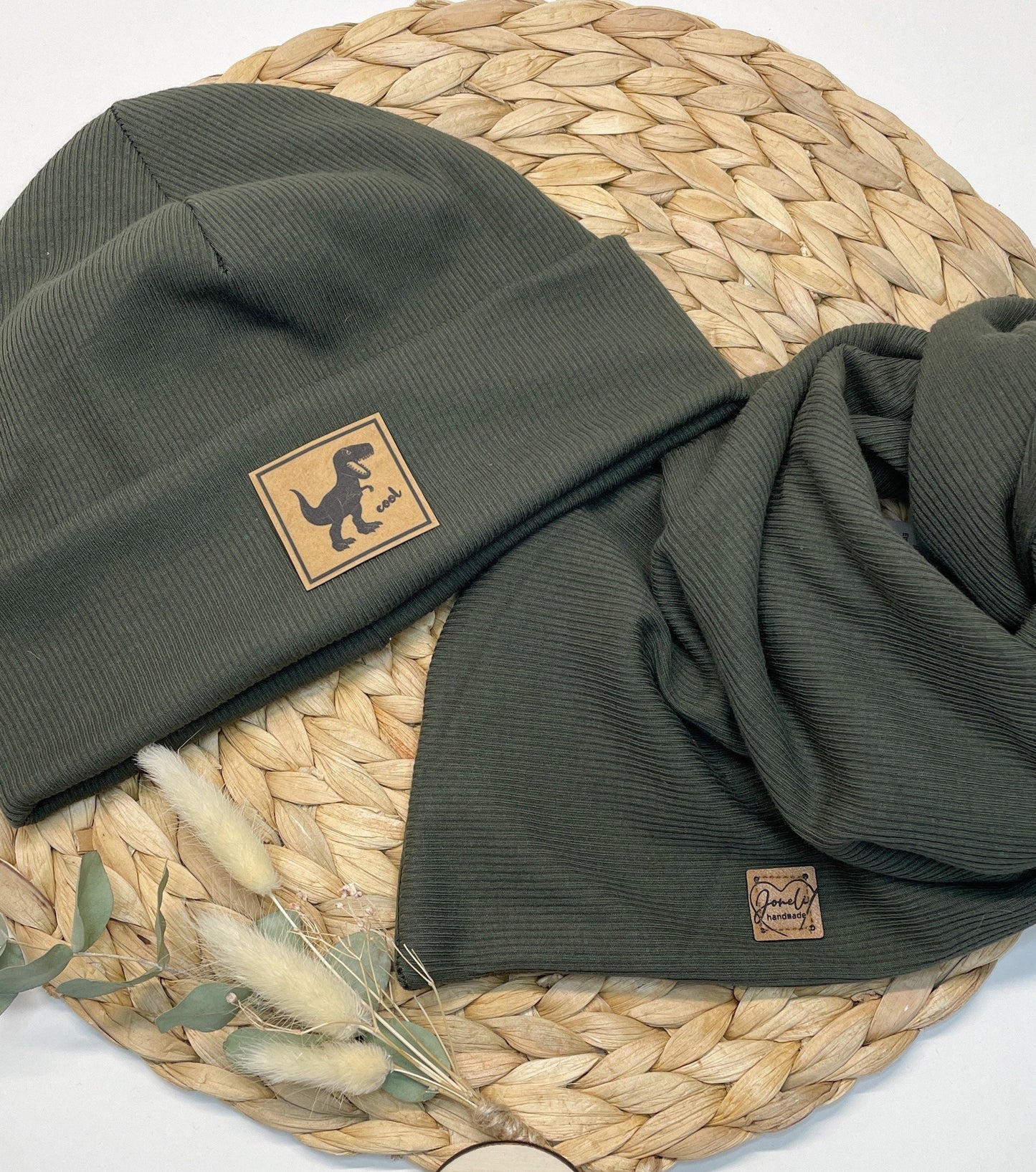 Hipster Beanie / Mütze/ Dreieckstuch/ Khaki / mit Liebe genähte und personalisierte Hipster Beanie für Kinder mit Regenbogen Patch