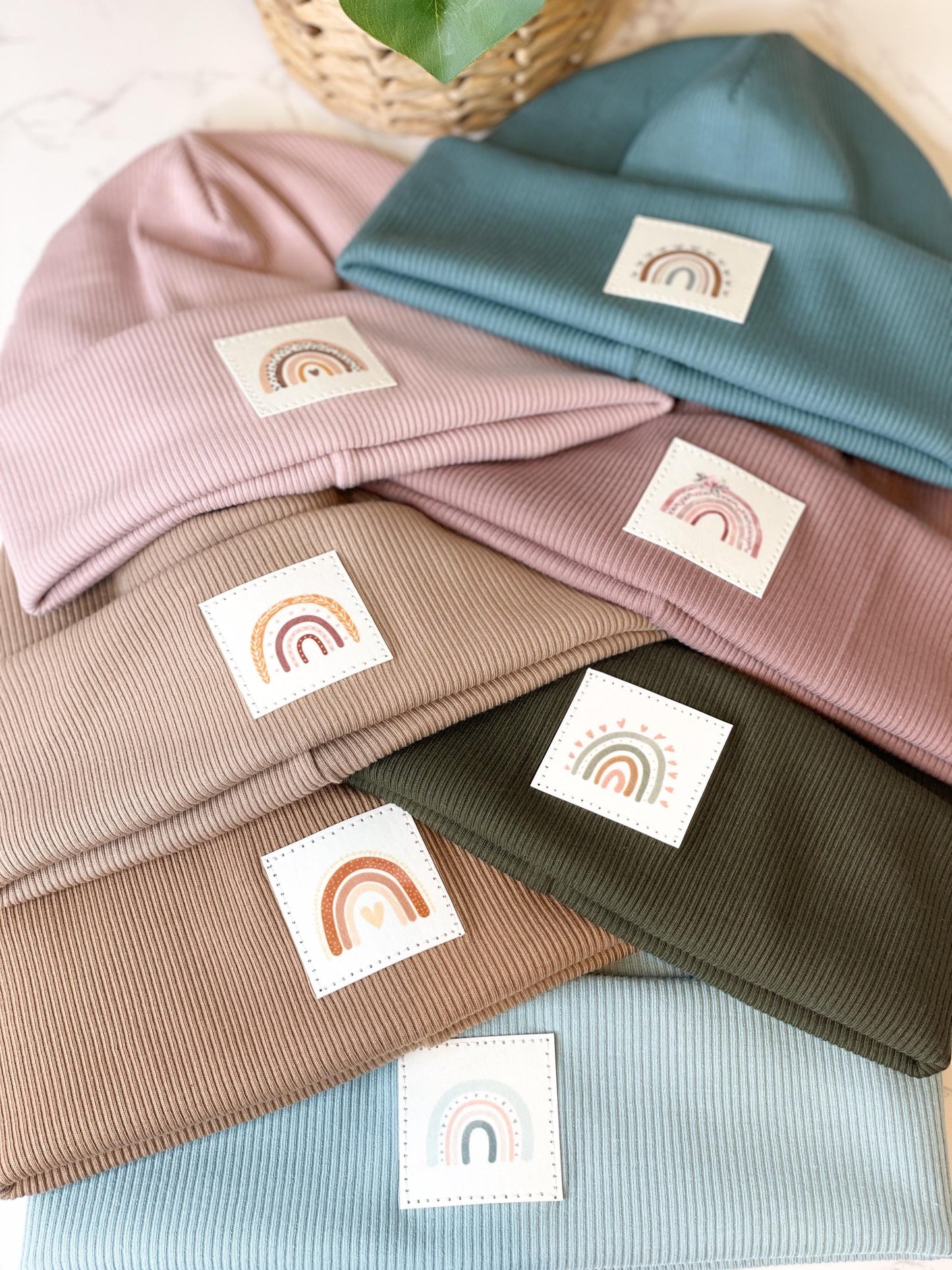 Hipster Beanie / Mütze/ Dreieckstuch/ mauve/ mit Liebe genähte und personalisierte Hipster Beanie für Kinder mit Regenbogen Patch