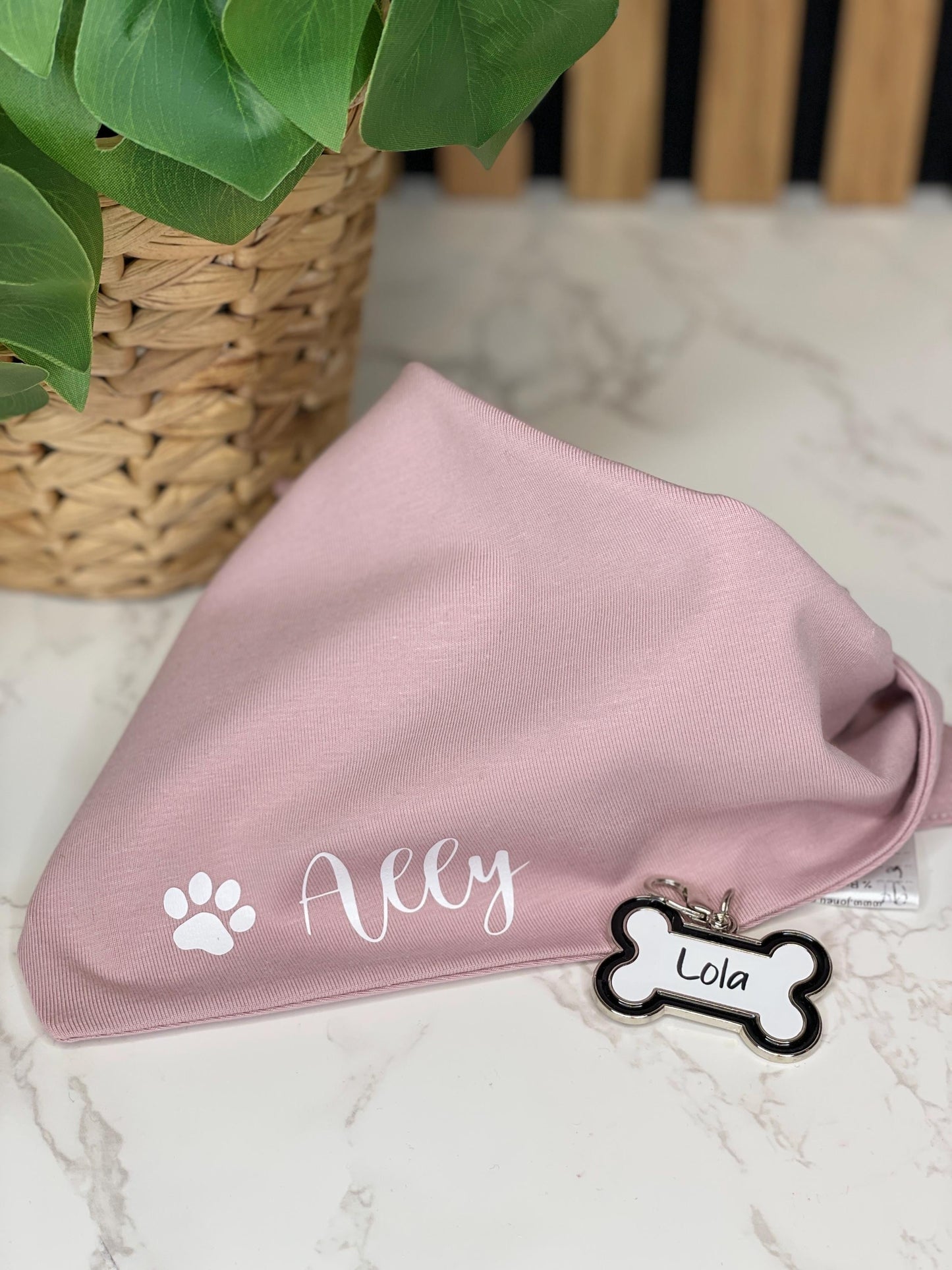 Hunde-Halstuch / Dreieckstuch für Hunde, personalisiert mit Namen und Pfote