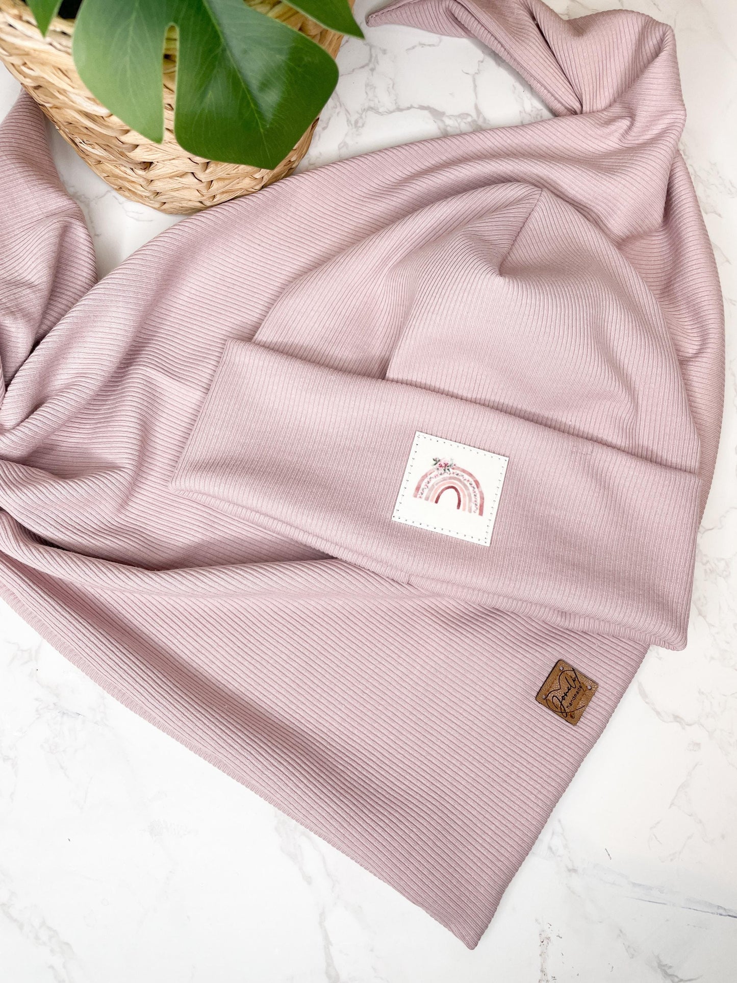 Hipster Beanie / Mütze/ Dreieckstuch/ altrosa/ mit Liebe genähte und personalisierte Hipster Beanie für Kinder mit Regenbogen Patch