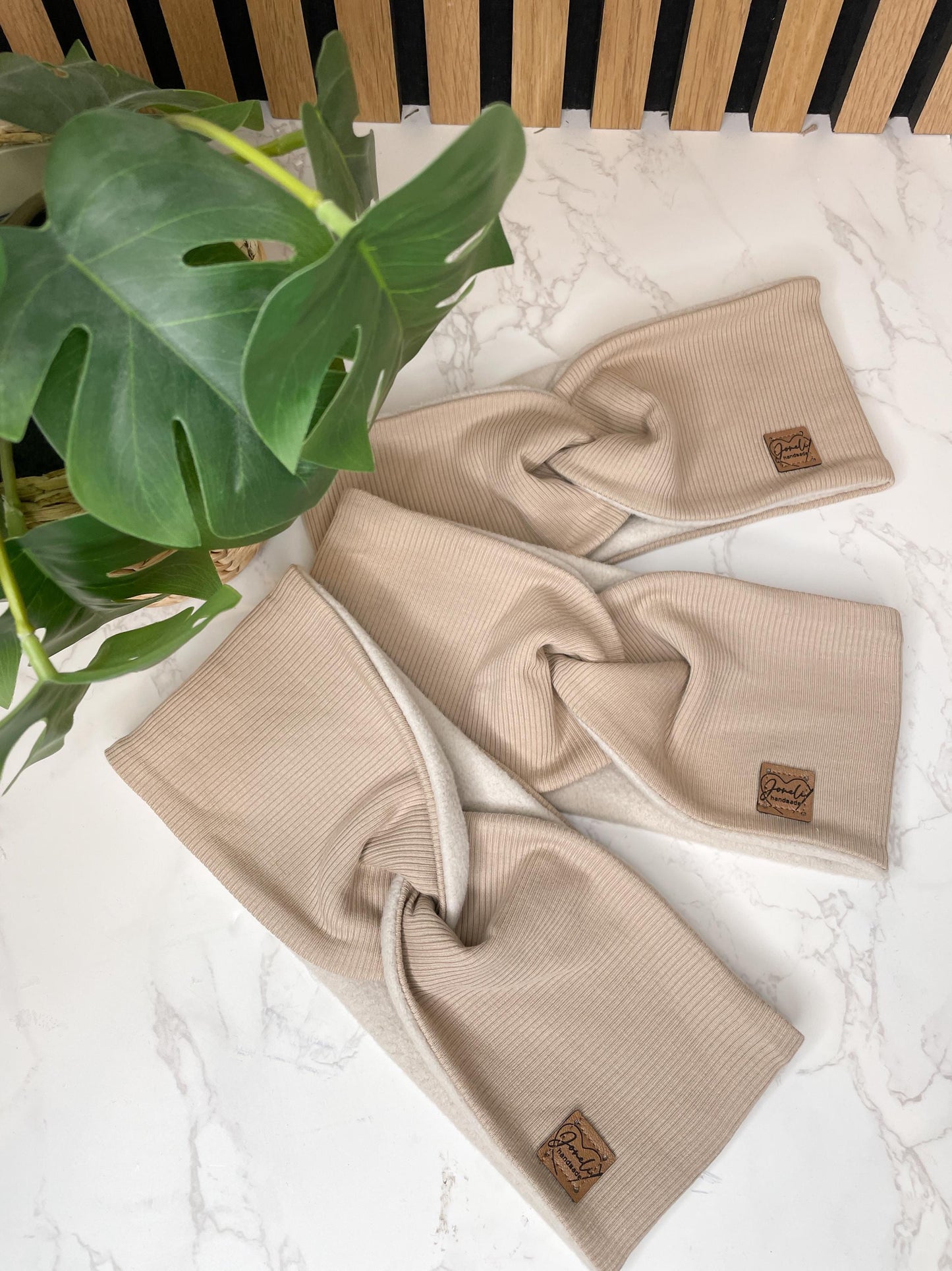 Warmes Stirnband mit Knotendetail aus Baumwollfleece und Ripjersey