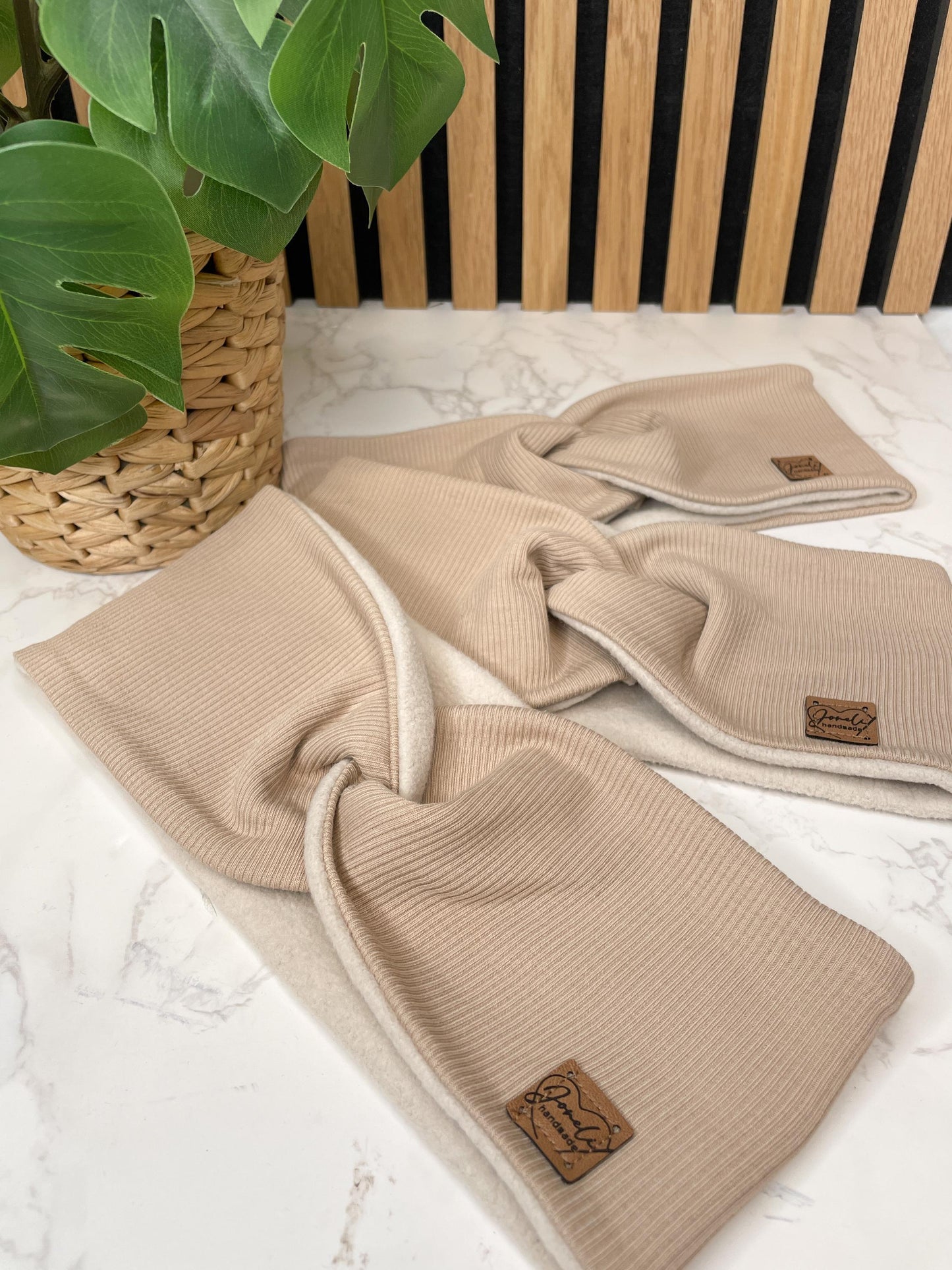 Warmes Stirnband mit Knotendetail aus Baumwollfleece und Ripjersey