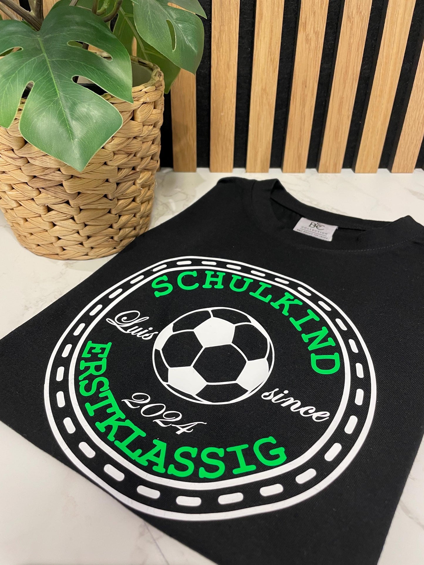 SCHULKIND T-Shirt für Fußballfans Erstklässler und Schulanfänger, Geschenk für Schulanfänger