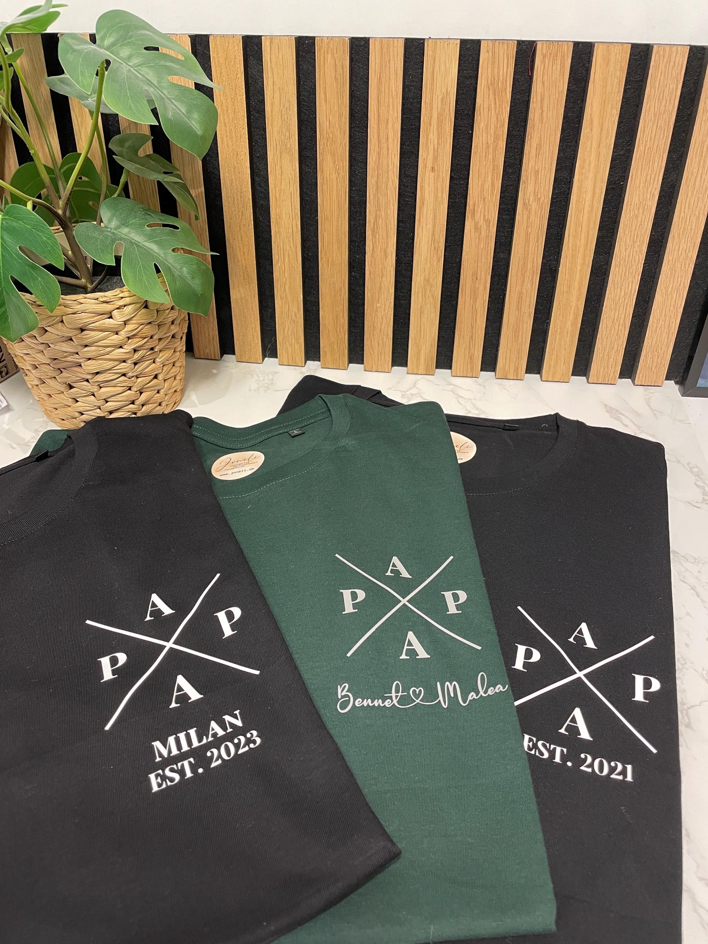 T-Shirt PAPA mit Monogramm / Kindernamen Geschenke für Papas zum Vatertag, Weihnachten oder Geburtstag