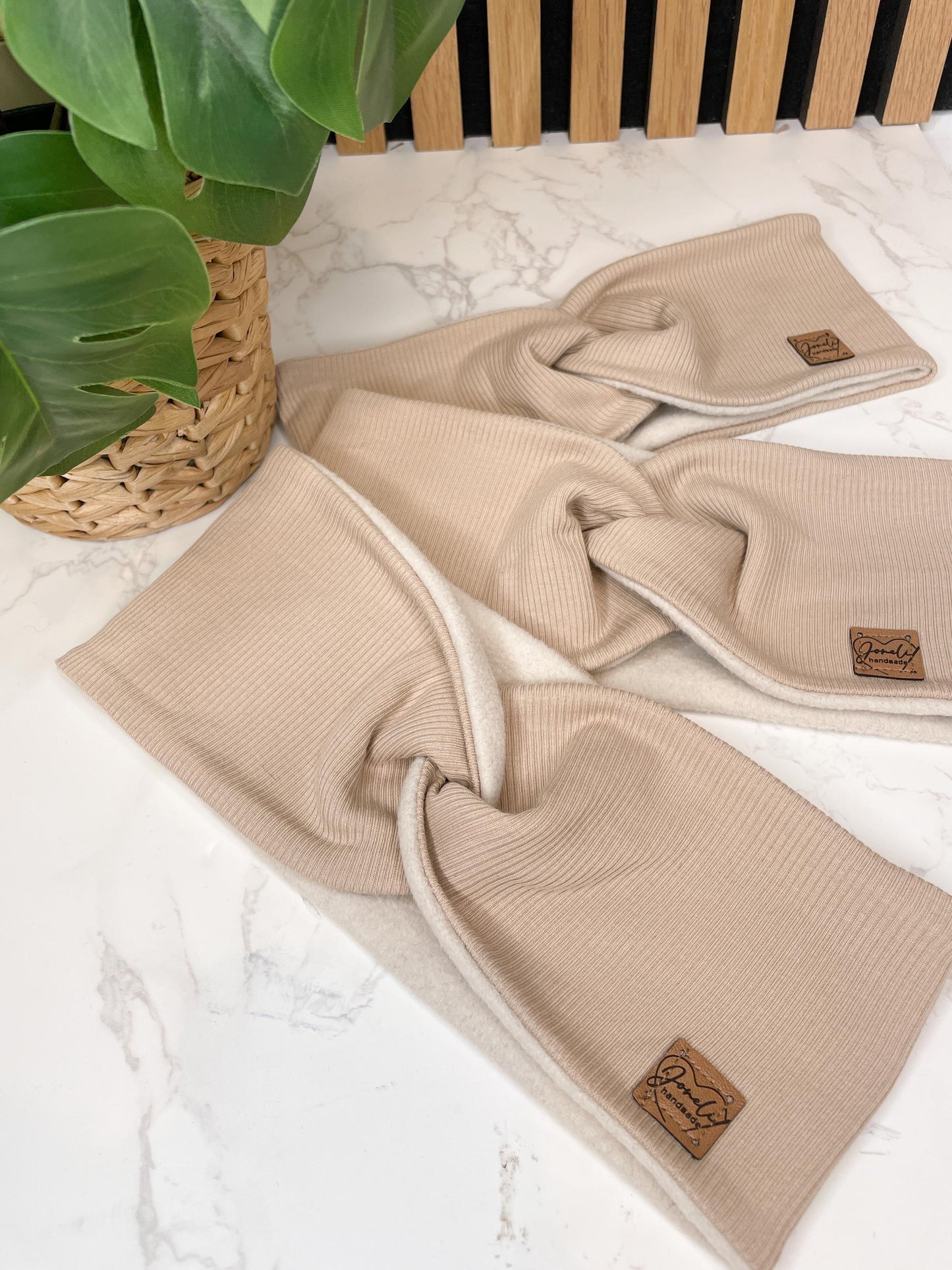 Warmes Stirnband mit Knotendetail aus Baumwollfleece und Ripjersey