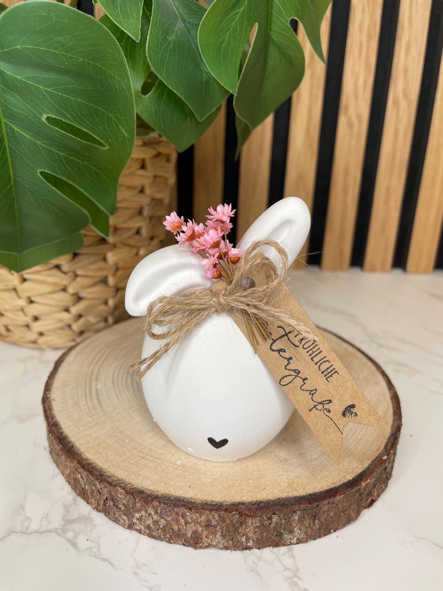 Raysin Osterhasen / verziert mit Herzchen und getrockneten Blumen