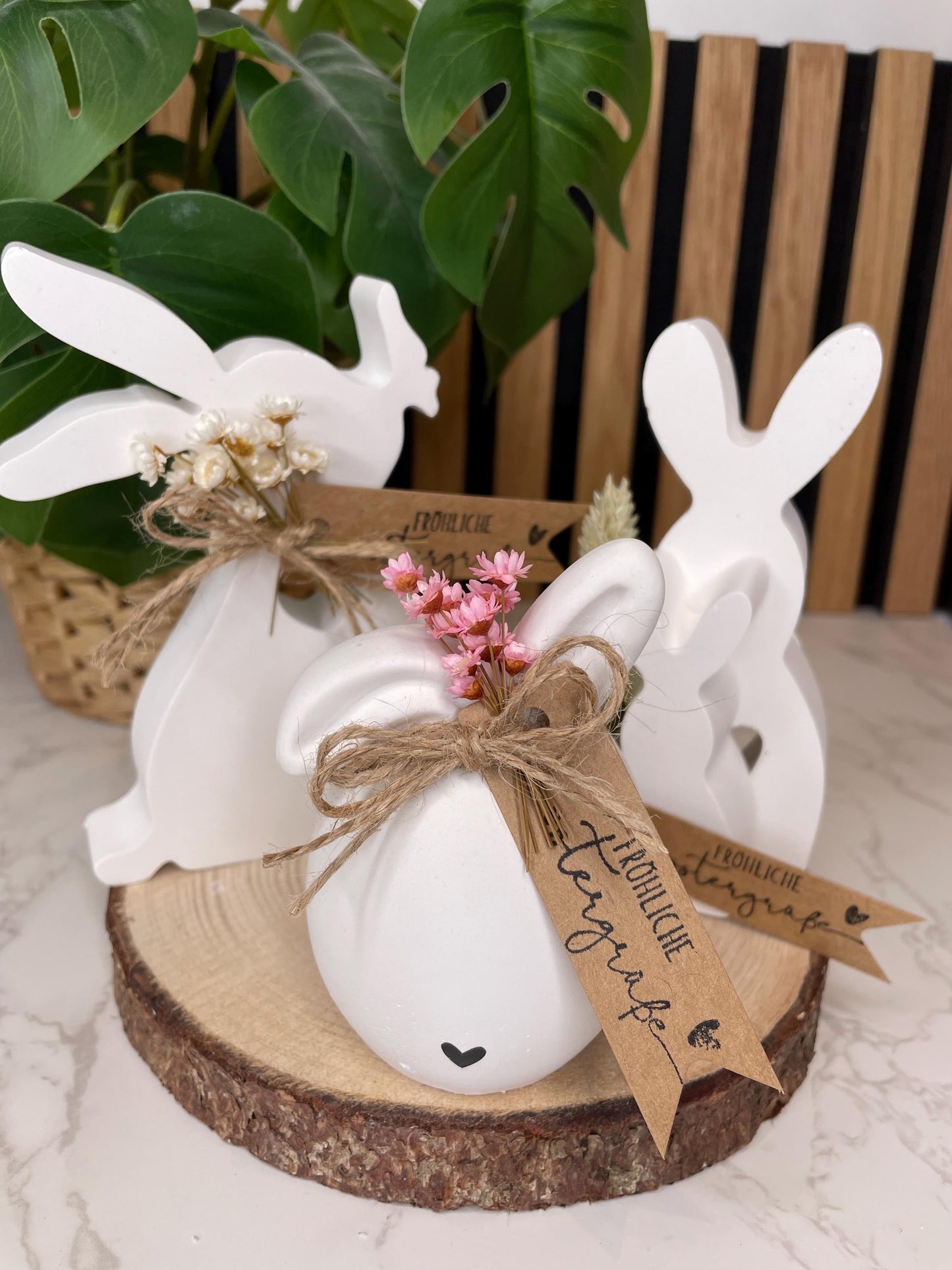 Raysin Osterhasen / verziert mit Herzchen und getrockneten Blumen