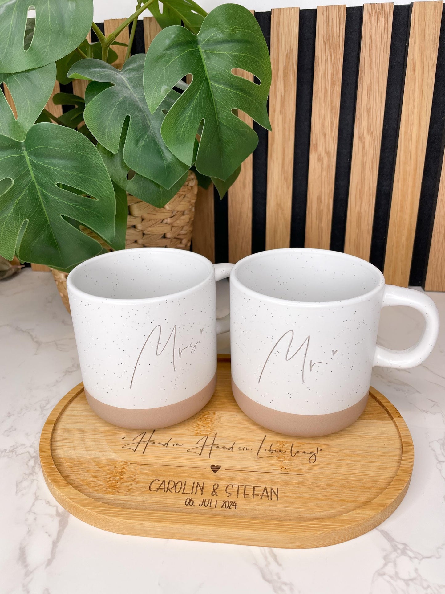 Hochzeitsset „Mr und Mrs“ – Personalisierte Tassen & graviertes Tablett | Geschenk zur Hochzeit