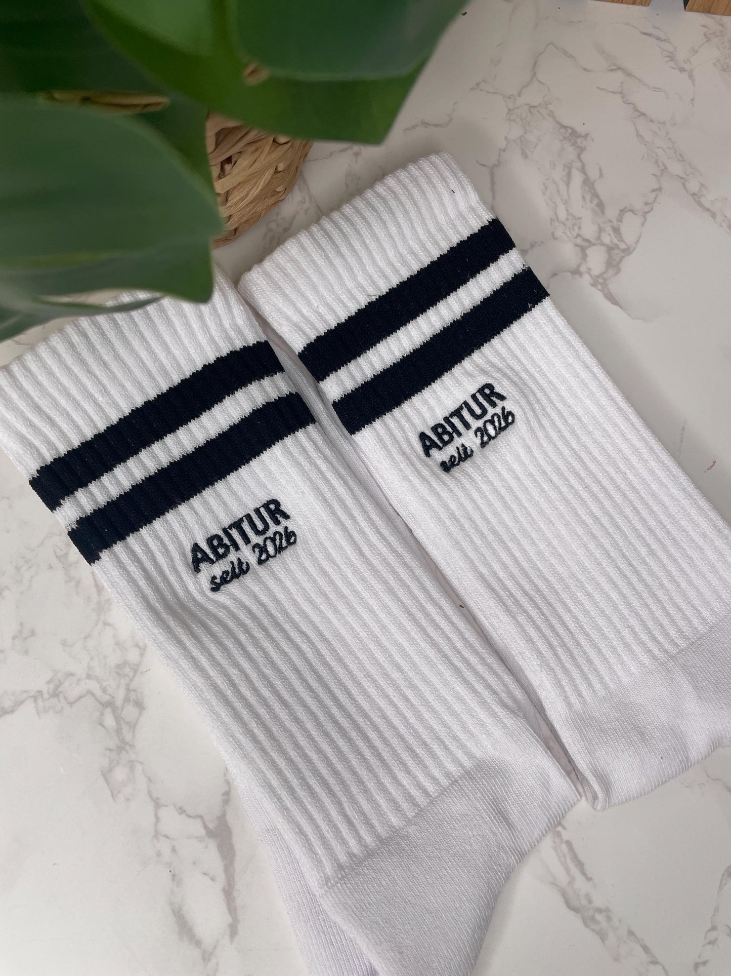 Abitur Socken 2026 – Cooles Geschenk zum bestandenen Abitur | Tennissocken mit schwarzen Streifen | Abi Geschenk | Abschlussgeschenk