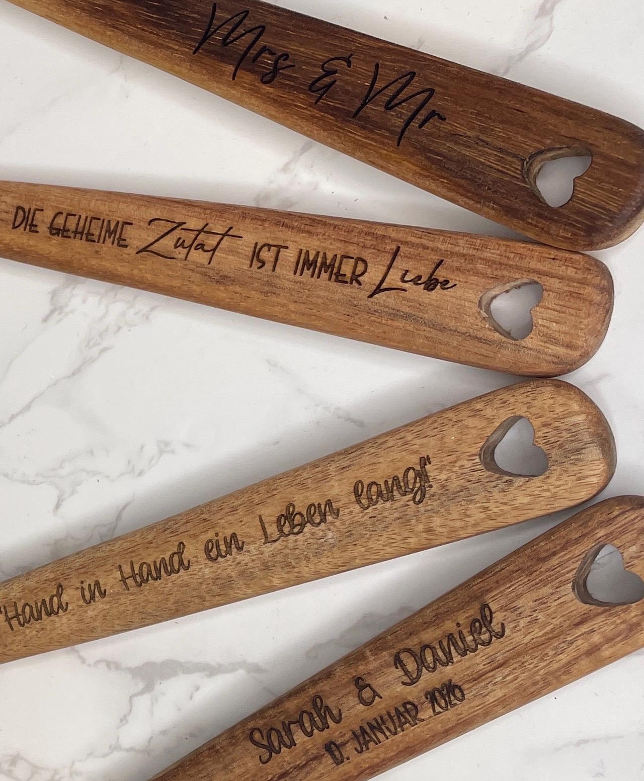 Personalisiertes Salatbesteck aus Akazienholz als Hochzeitsgeschenk Mrs & Mr