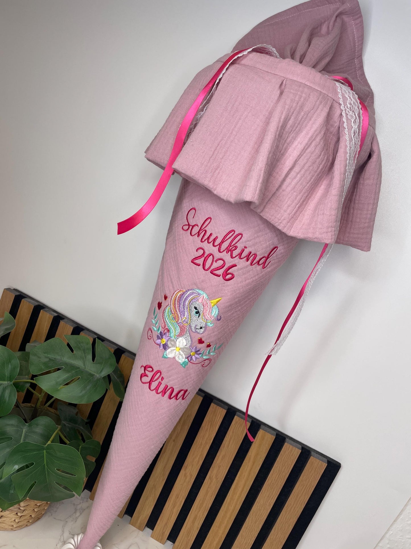 Personalisierte Schultüte aus Musselin mit Volants und Einhorn Stickerei – Schulkind