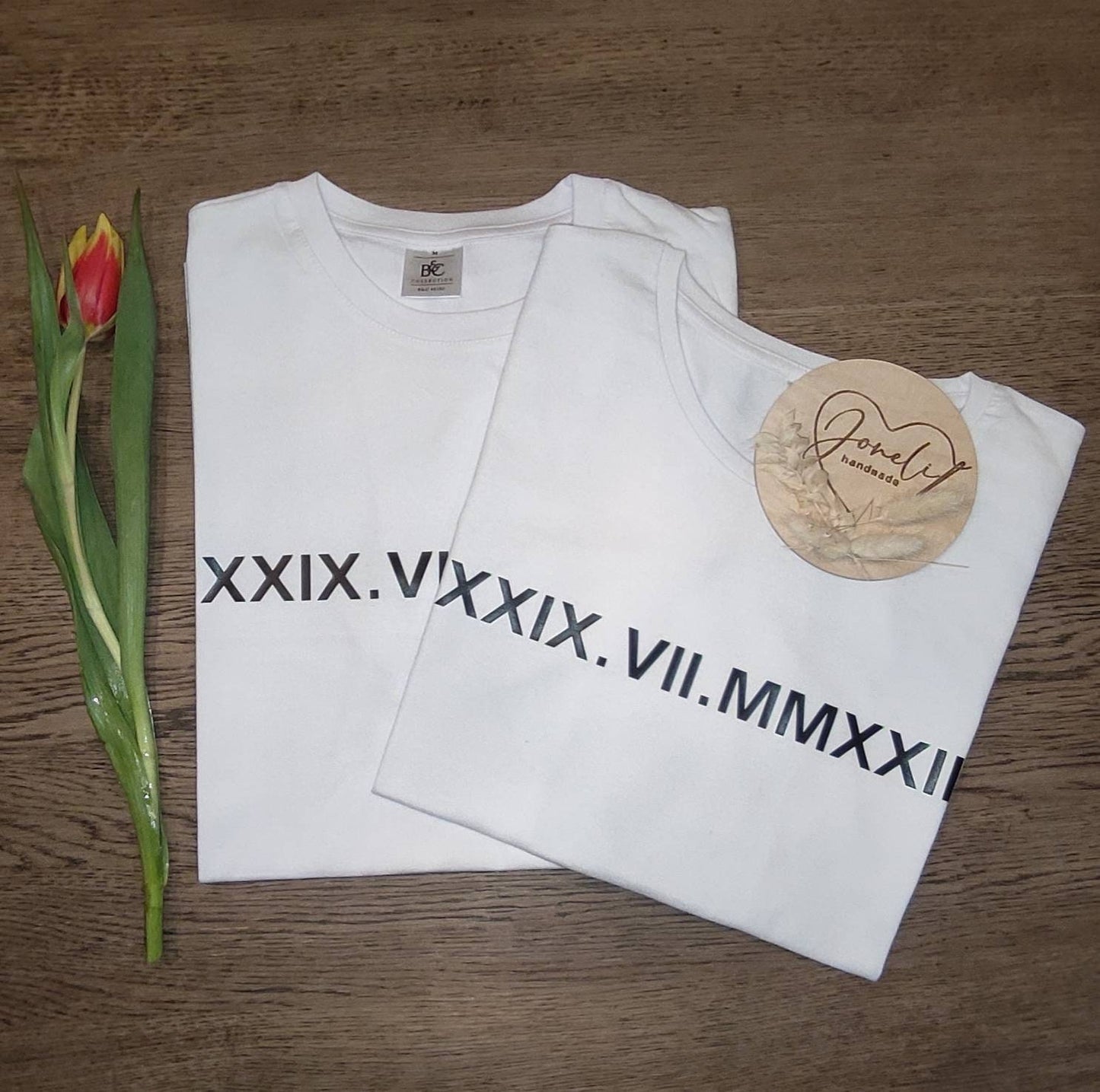 Valentinsgeschenk Partner T-Shirt personalisiert mit eurem Jahrestag in römischen Buchstaben