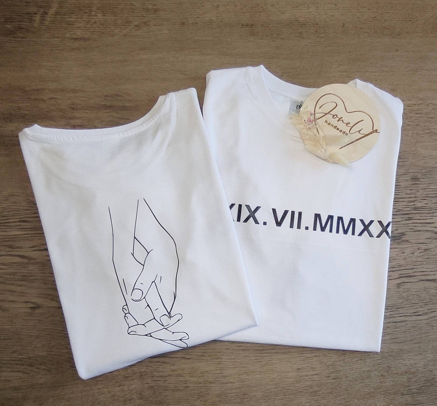 Valentinsgeschenk Partner T-Shirt personalisiert mit eurem Jahrestag in römischen Buchstaben