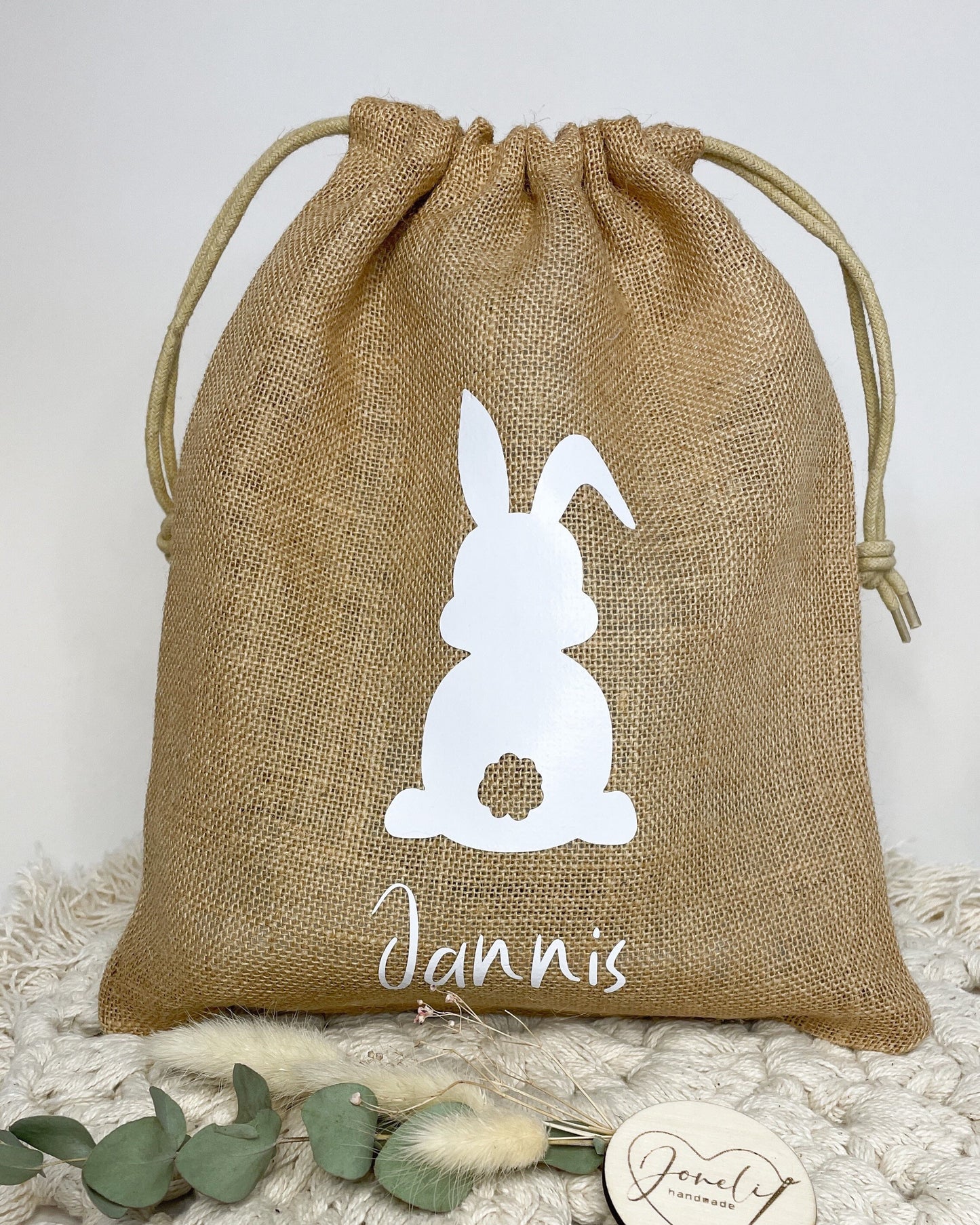 Personalisiertes Ostersäckchen aus Jute mit einem Osterhasen + personalisiert mit dem Namen