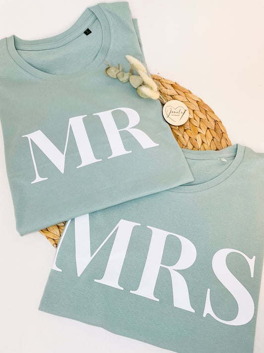 MRS &amp; MR T-shirt gift for an engagement or wedding, personalized with the last name