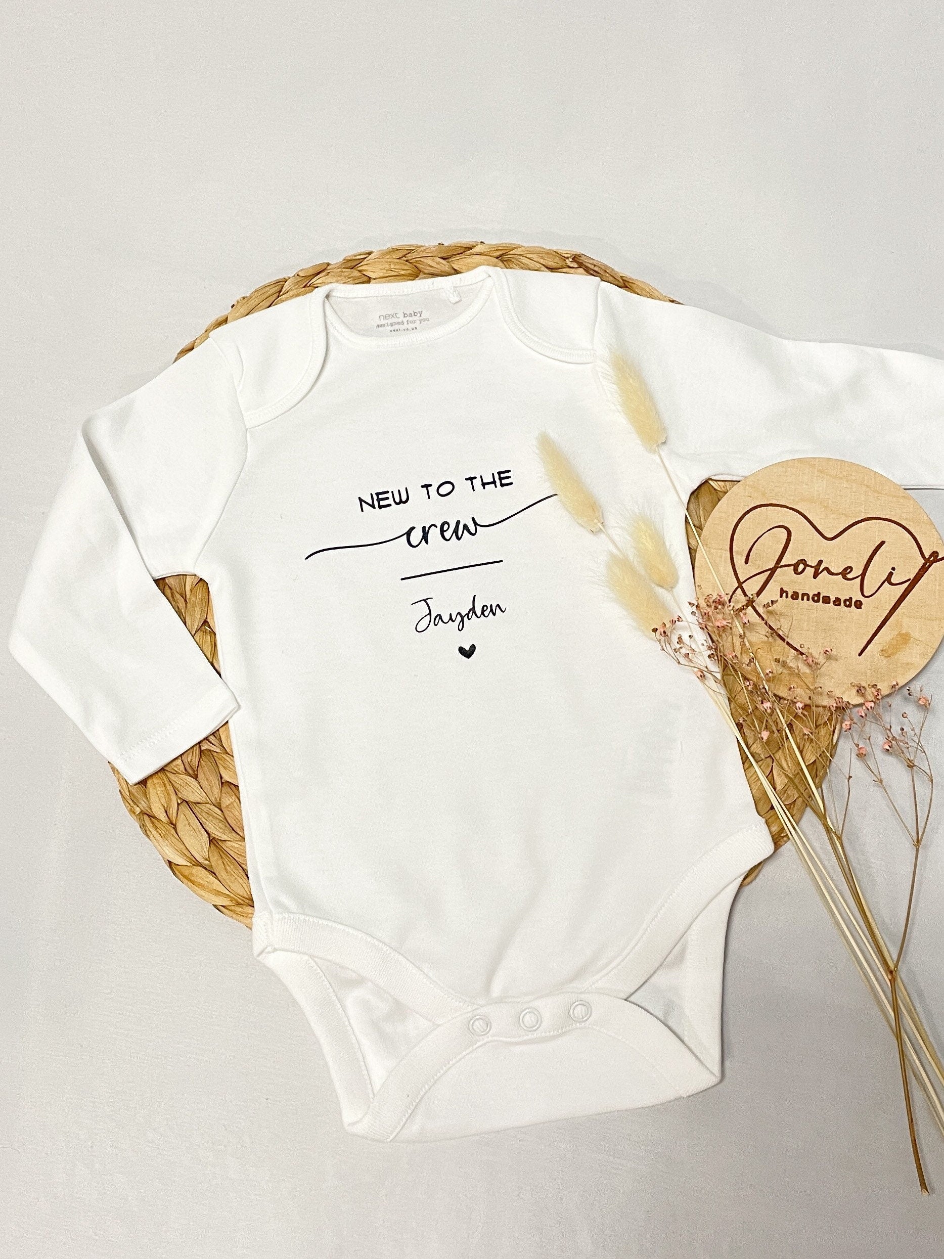 Babygeschenk Babybody langarm „new to the Crew“ personalisiert mit dem Namen des Kindes
