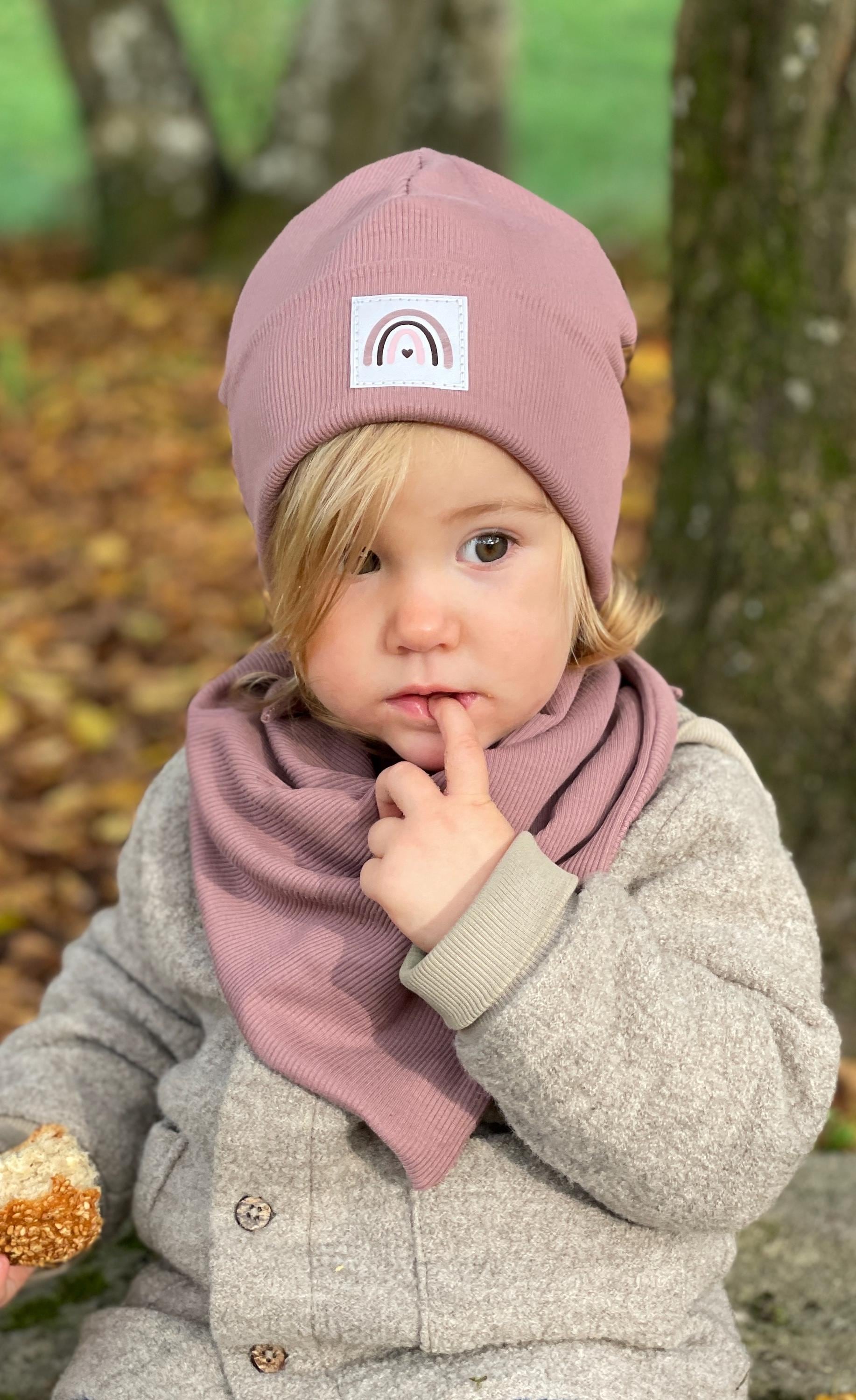 Hipster Beanie / Mütze/ Dreieckstuch/ altrosa/ mit Liebe genähte und personalisierte Hipster Beanie für Kinder mit Regenbogen Patch