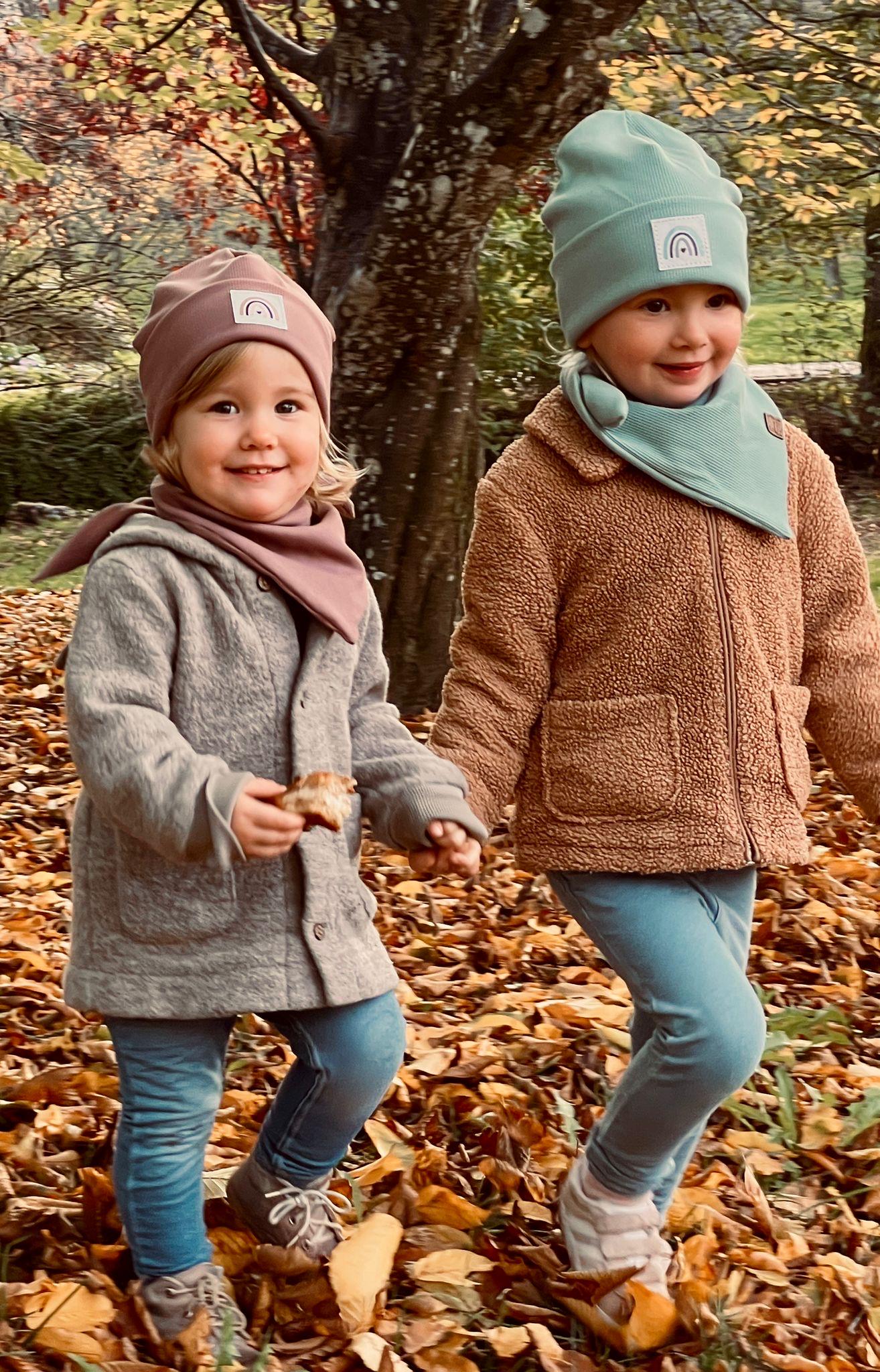 Hipster Beanie / Mütze/ Dreieckstuch/ altrosa/ mit Liebe genähte und personalisierte Hipster Beanie für Kinder mit Regenbogen Patch
