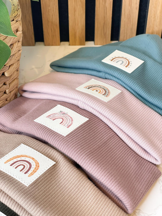 Hipster Beanie / Mütze/ Dreieckstuch/ mauve/ mit Liebe genähte und personalisierte Hipster Beanie für Kinder mit Regenbogen Patch