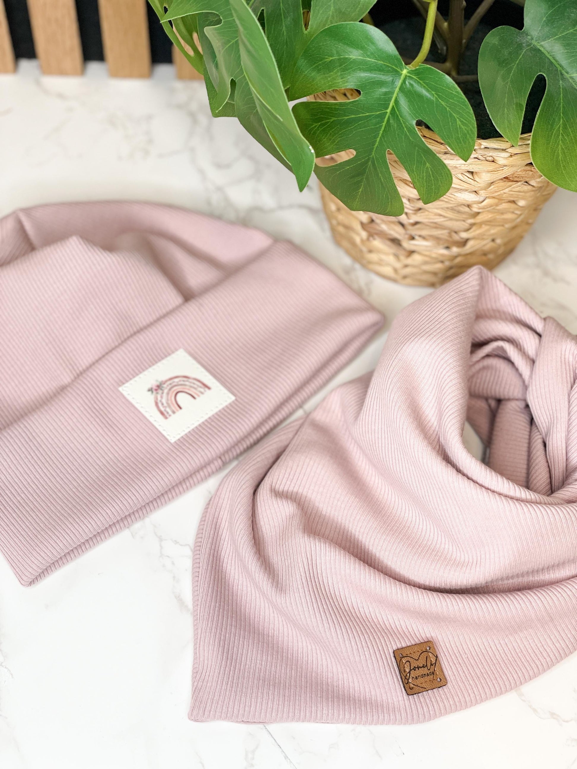 Hipster Beanie / Mütze/ Dreieckstuch/ altrosa/ mit Liebe genähte und personalisierte Hipster Beanie für Kinder mit Regenbogen Patch