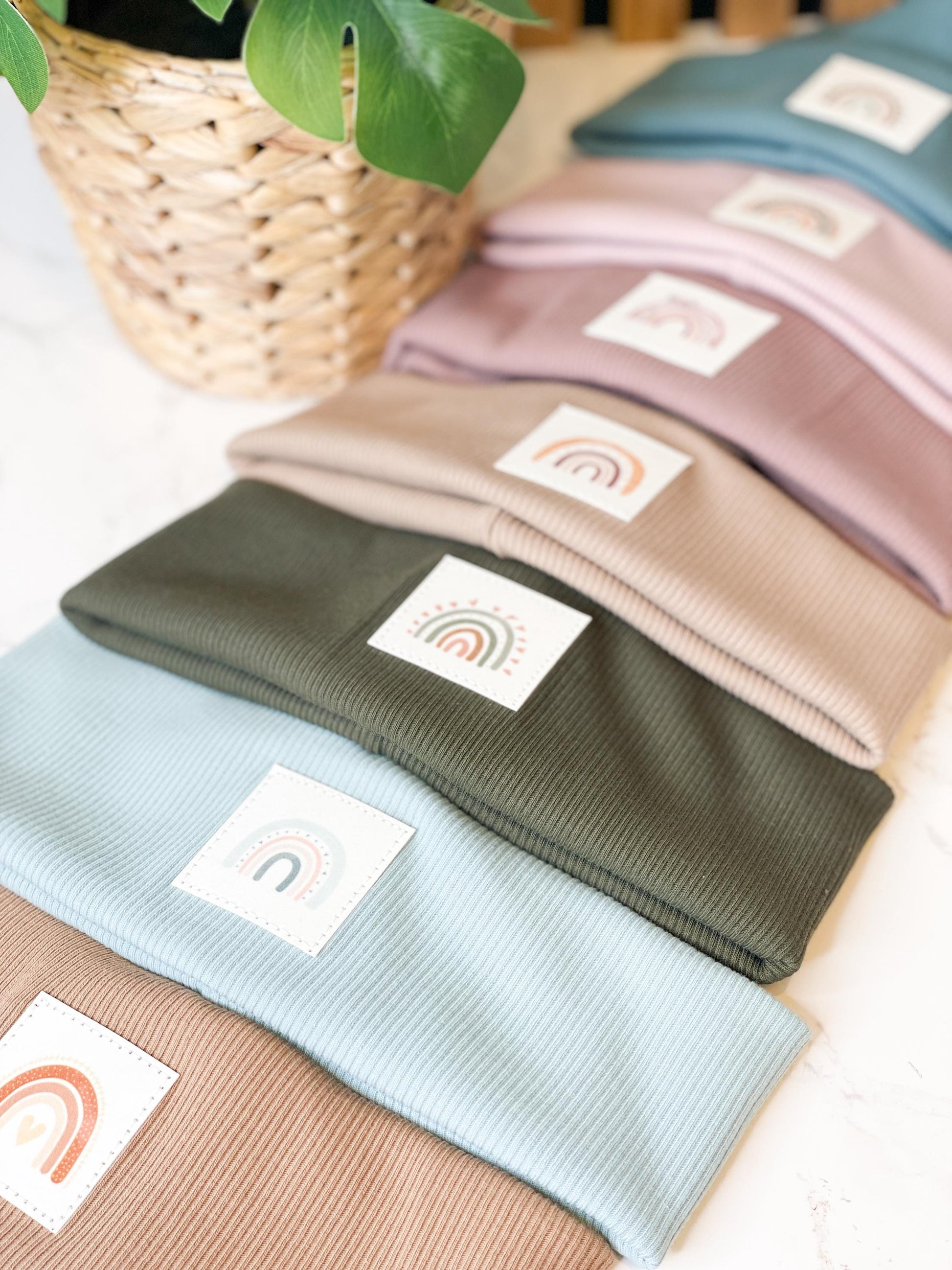 Hipster Beanie / Mütze/ Dreieckstuch/ altrosa/ mit Liebe genähte und personalisierte Hipster Beanie für Kinder mit Regenbogen Patch