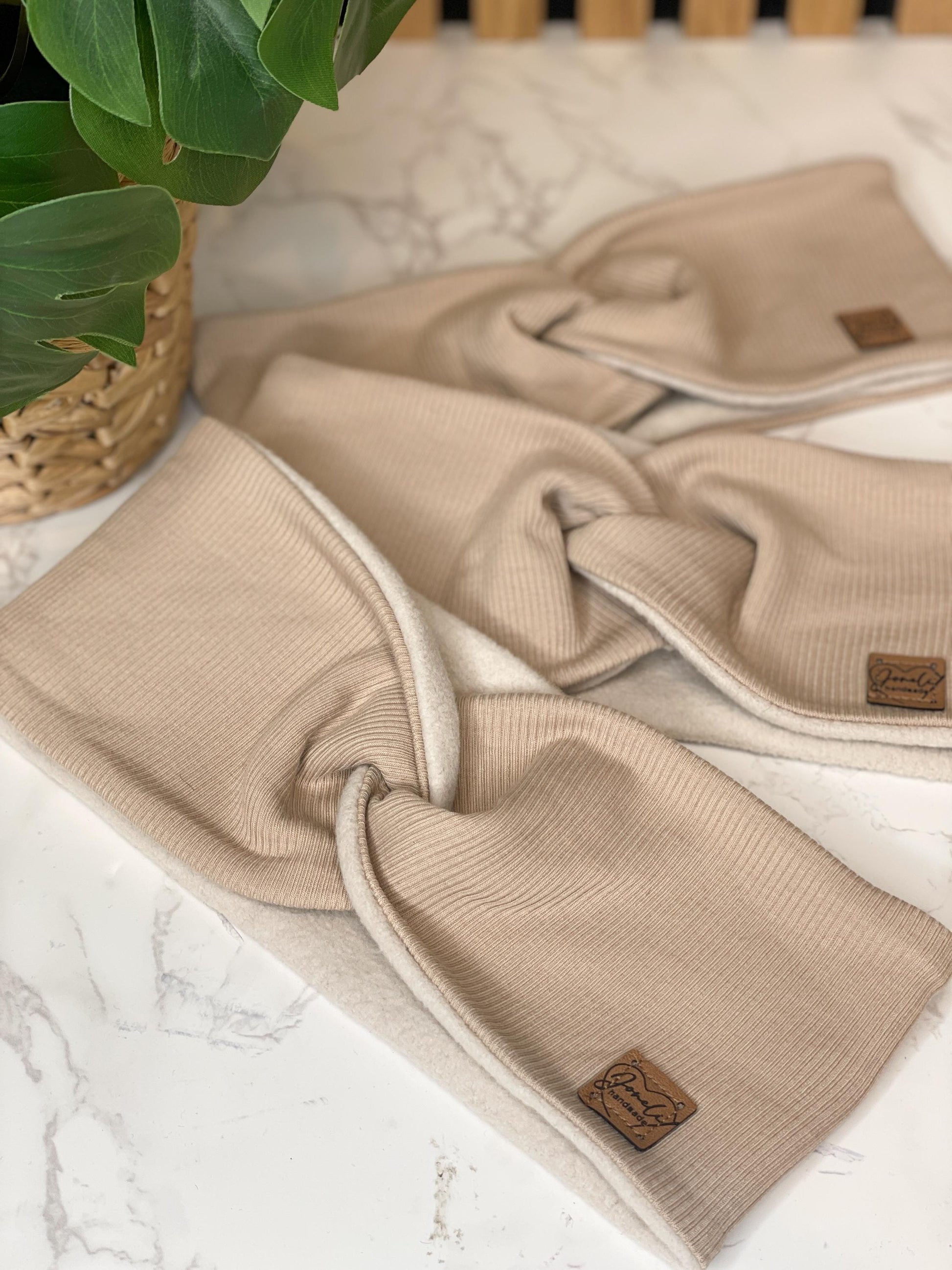 Warmes Stirnband mit Knotendetail aus Baumwollfleece und Ripjersey