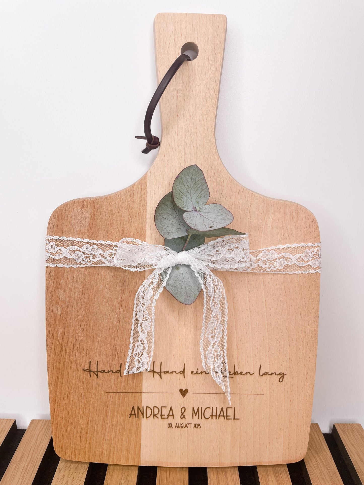 Geschenk zur Hochzeit/ Schneidebrett aus Holz personalisiert mit den Namen und dem Hochzeitsdatum