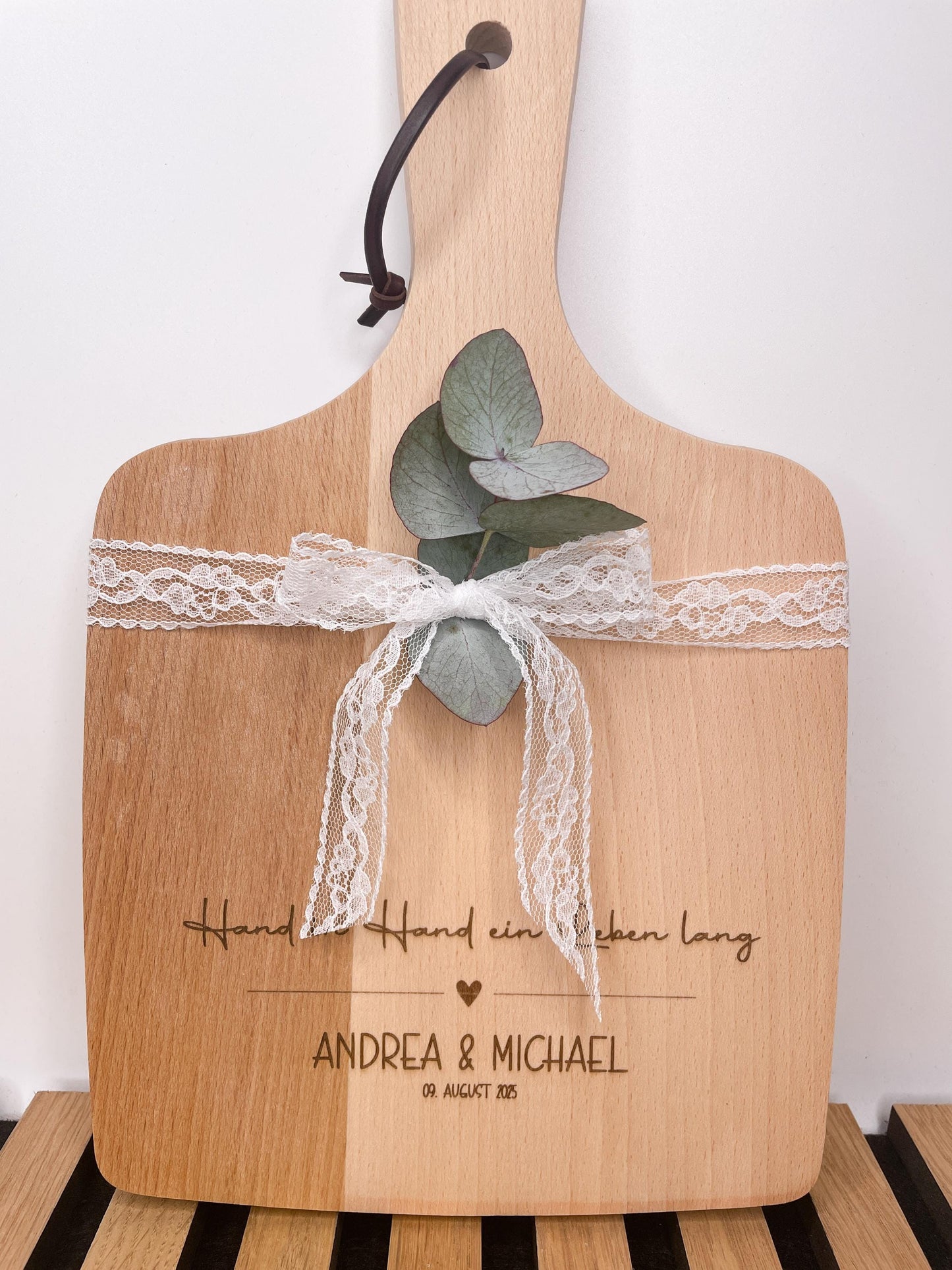 Geschenk zur Hochzeit/ Schneidebrett aus Holz personalisiert mit den Namen und dem Hochzeitsdatum