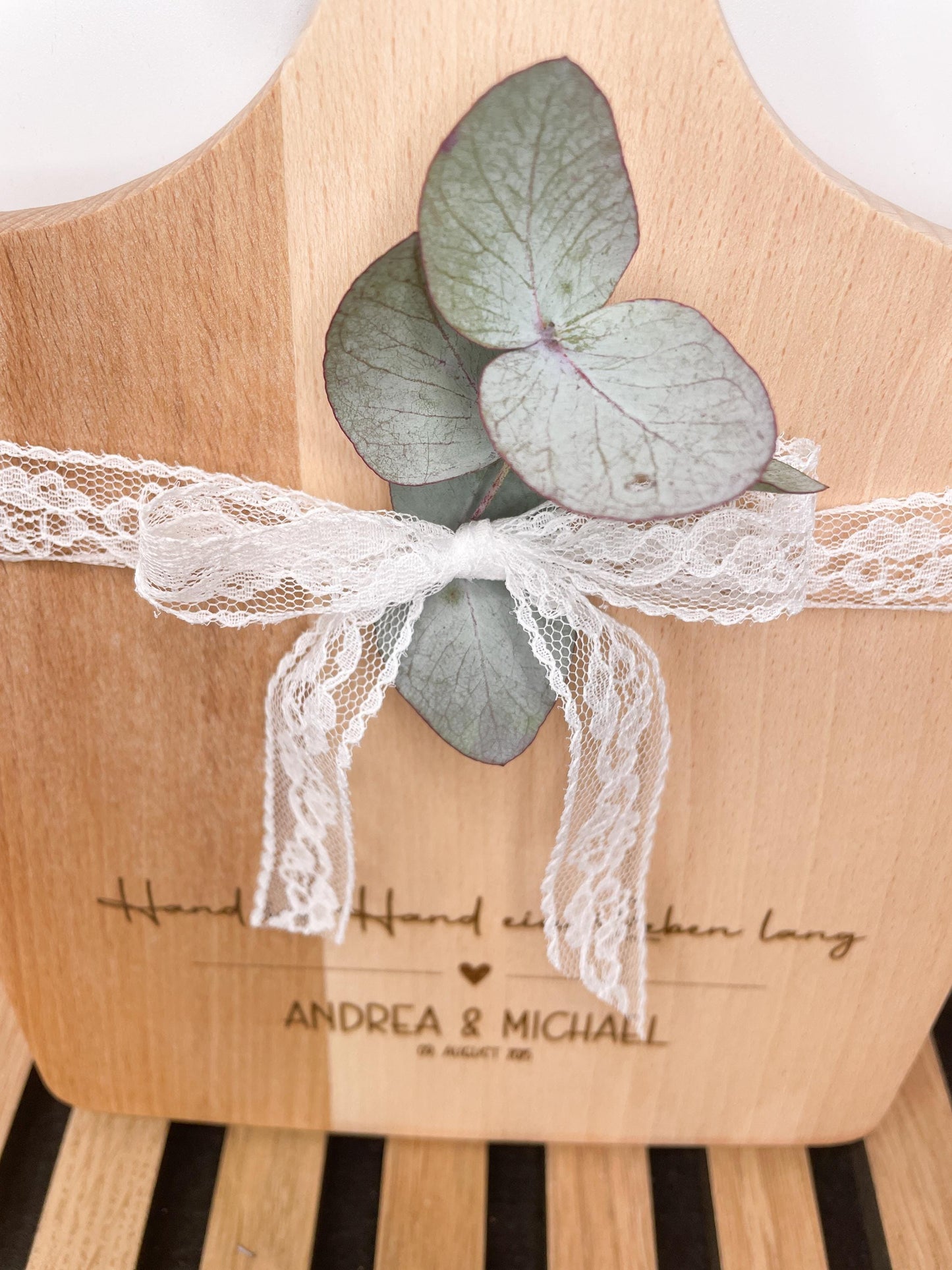 Geschenk zur Hochzeit/ Schneidebrett aus Holz personalisiert mit den Namen und dem Hochzeitsdatum