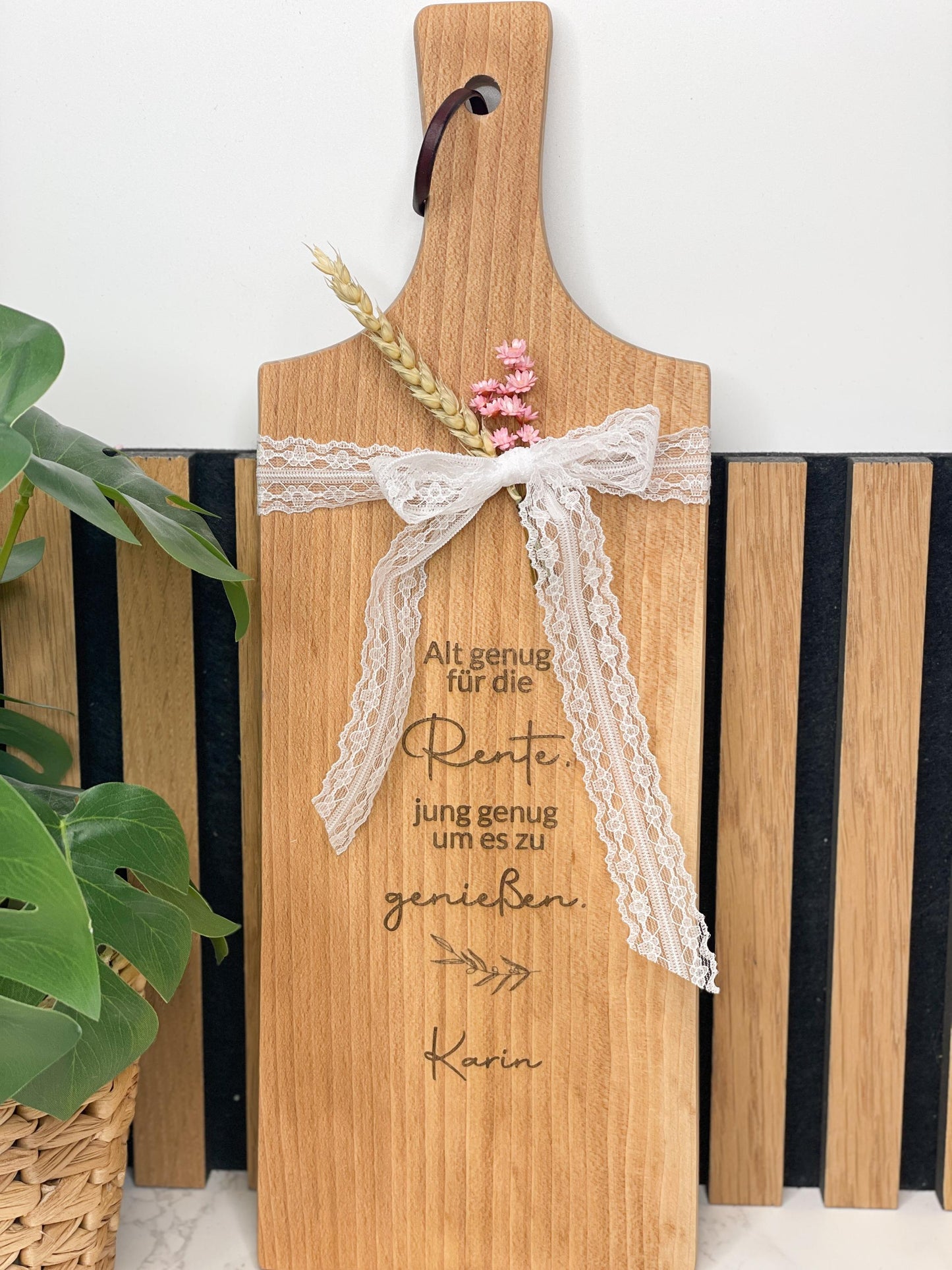 Geschenk zur Rente, Ruhestand / Schneidebrett, servierbrett aus Holz personalisiert