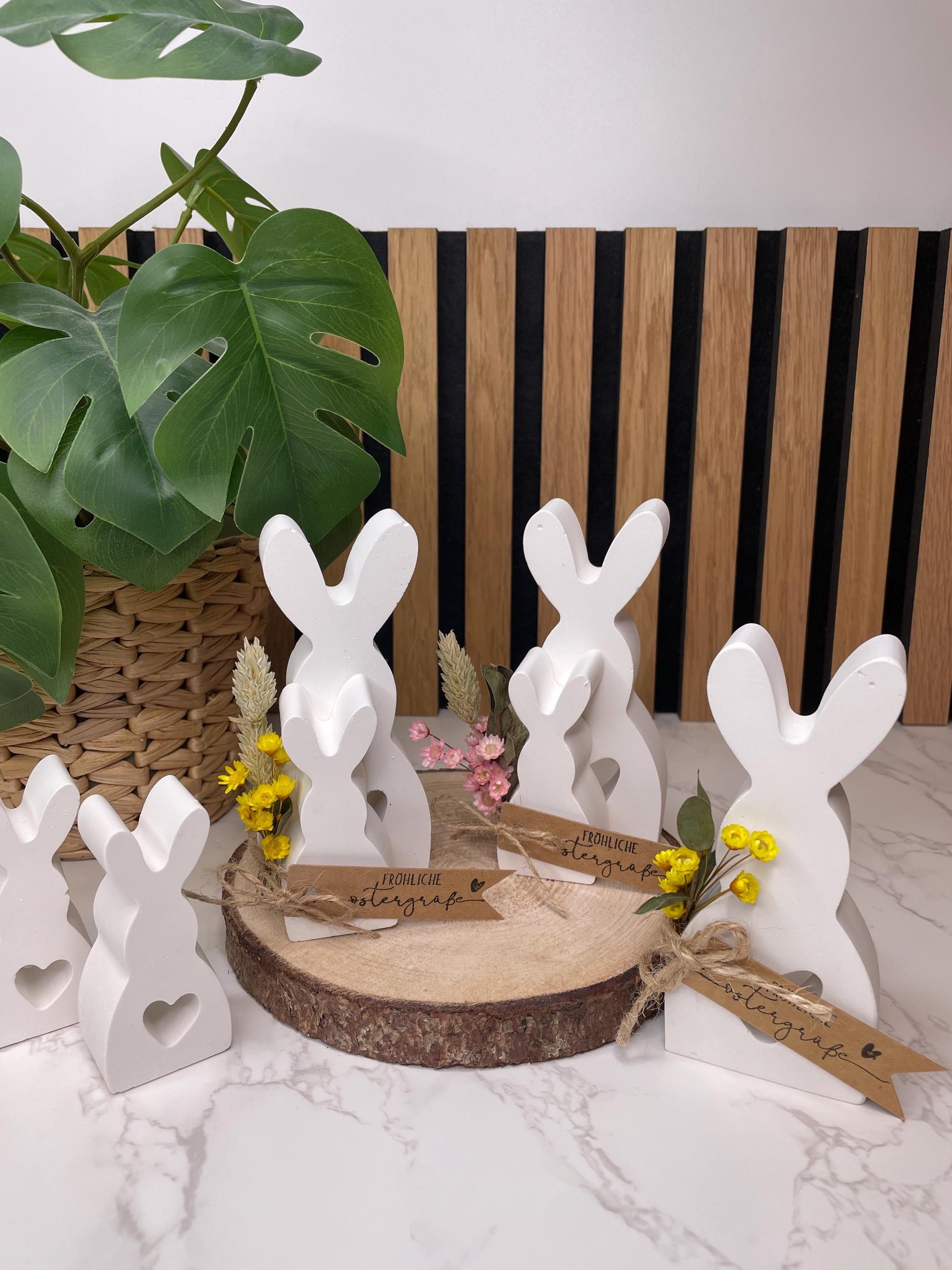 Raysin Osterhasen / verziert mit Herzchen und getrockneten Blumen