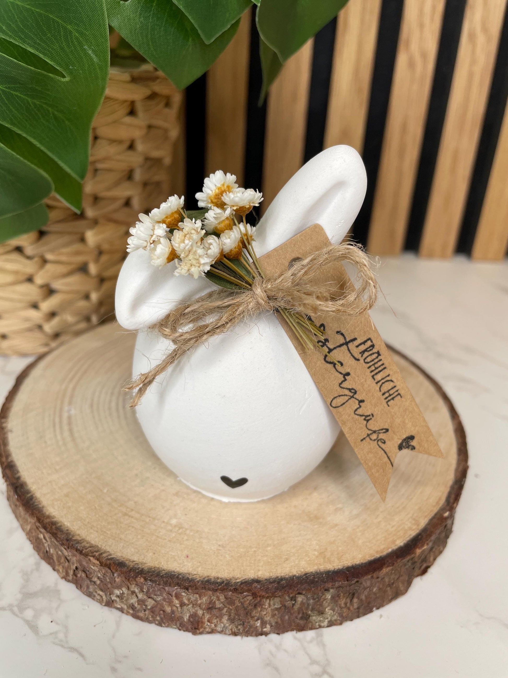 Raysin Osterhasen / verziert mit Herzchen und getrockneten Blumen