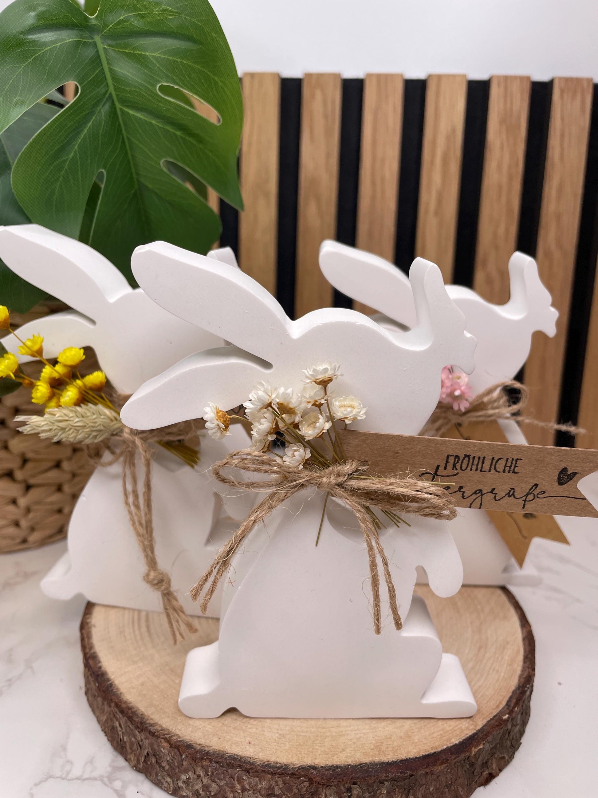 Raysin Osterhasen / verziert mit Herzchen und getrockneten Blumen
