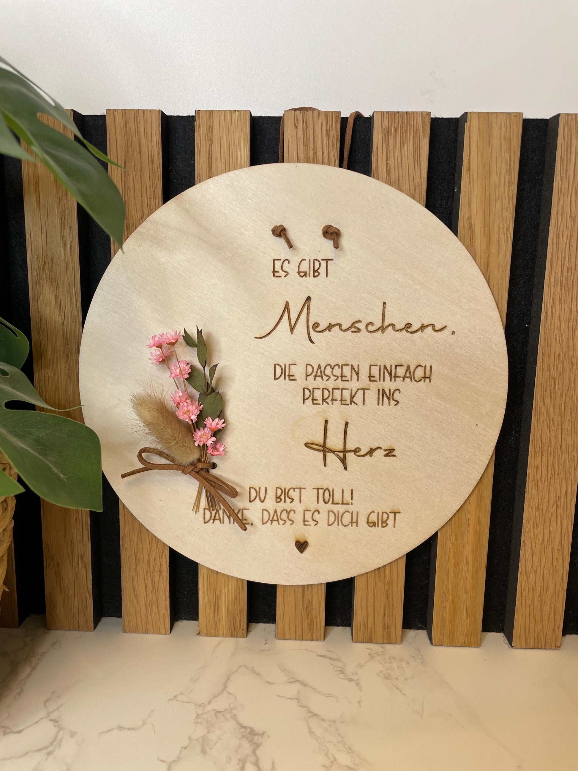 Holzschild / Geschenk für eine beste Freundin „ Es gibt Menschen, die passen einfach perfekt ins Herz“