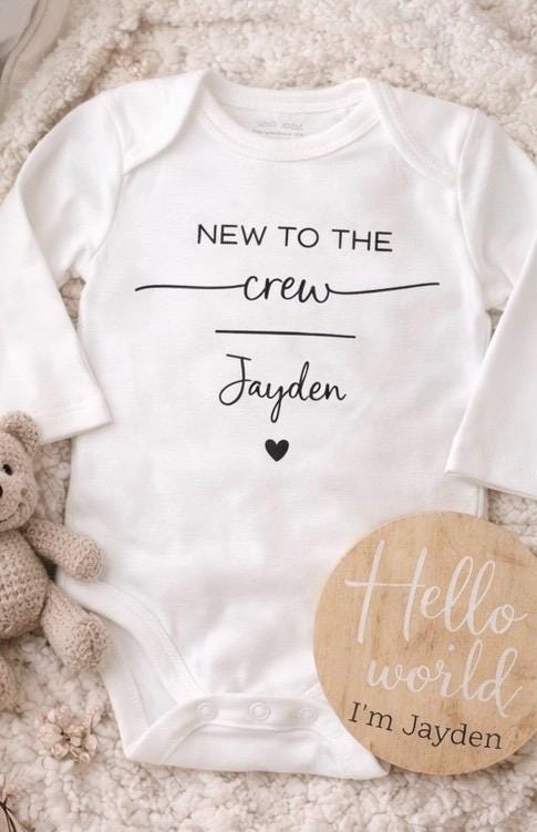Babygeschenk Babybody langarm „new to the Crew“ personalisiert mit dem Namen des Kindes