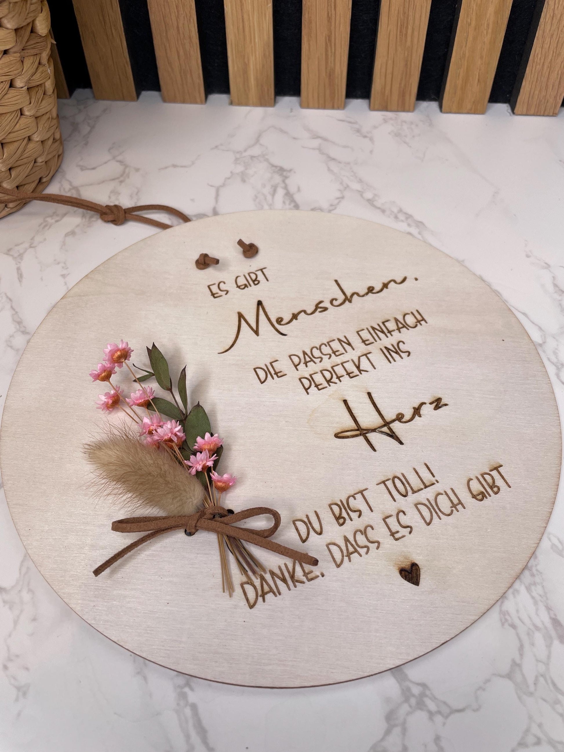 Holzschild / Geschenk für eine beste Freundin „ Es gibt Menschen, die passen einfach perfekt ins Herz“