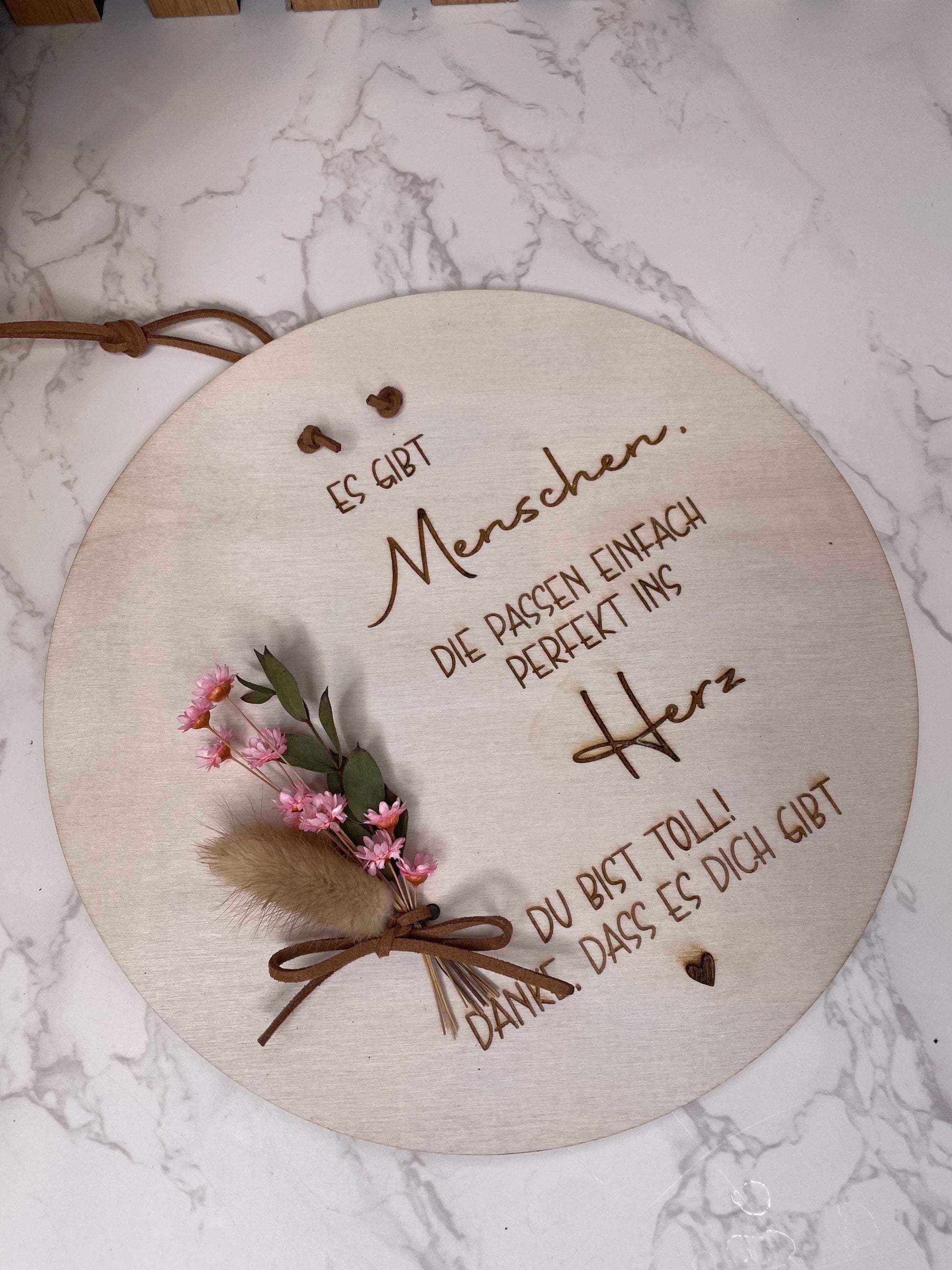 Holzschild / Geschenk für eine beste Freundin „ Es gibt Menschen, die passen einfach perfekt ins Herz“