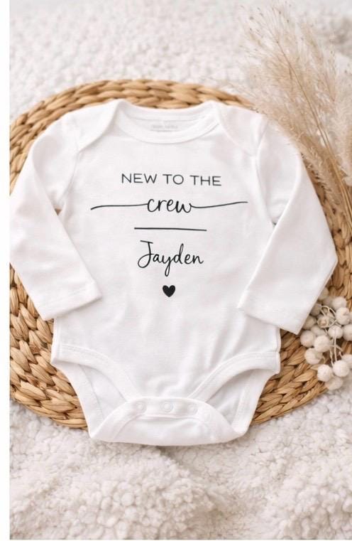 Babygeschenk Babybody langarm „new to the Crew“ personalisiert mit dem Namen des Kindes