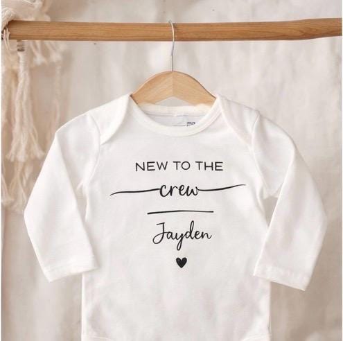 Babygeschenk Babybody langarm „new to the Crew“ personalisiert mit dem Namen des Kindes