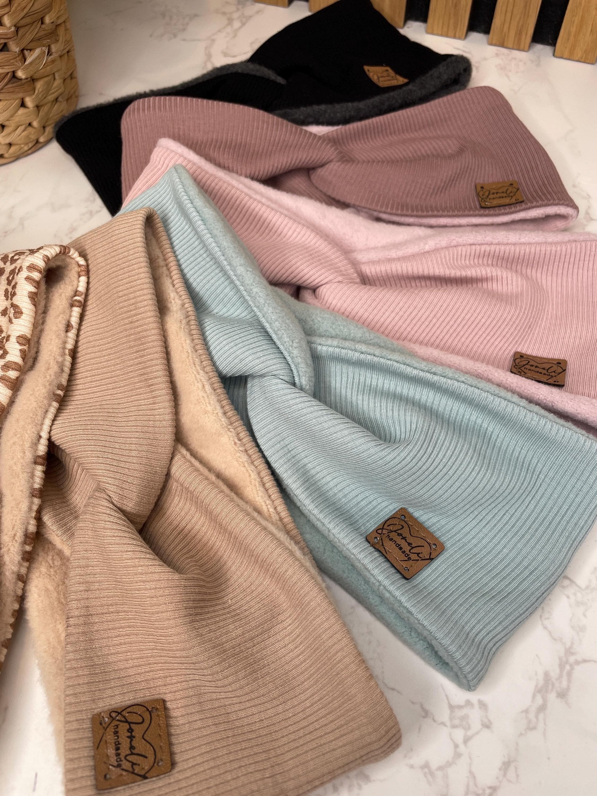 Warmes Stirnband mit Knotendetail aus Baumwollfleece und Ripjersey