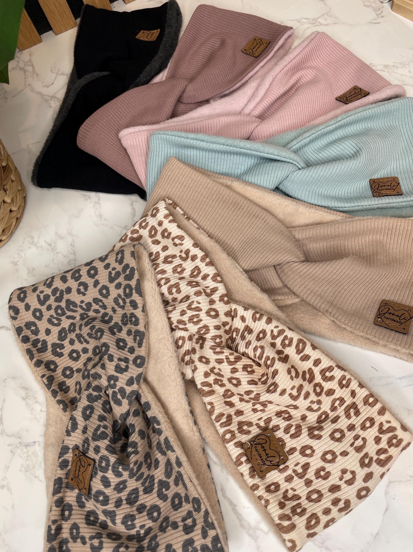 Warmes Stirnband mit Knotendetail aus Baumwollfleece und Ripjersey