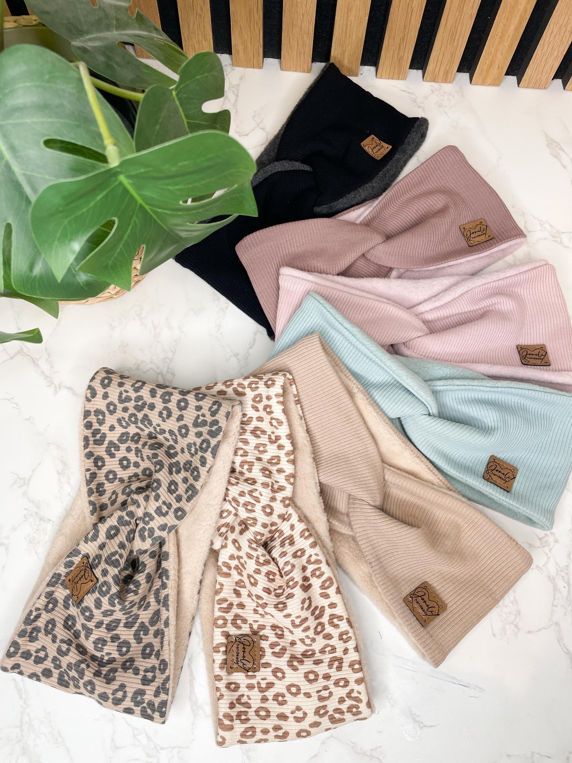 Warmes Stirnband mit Knotendetail aus Baumwollfleece und Ripjersey