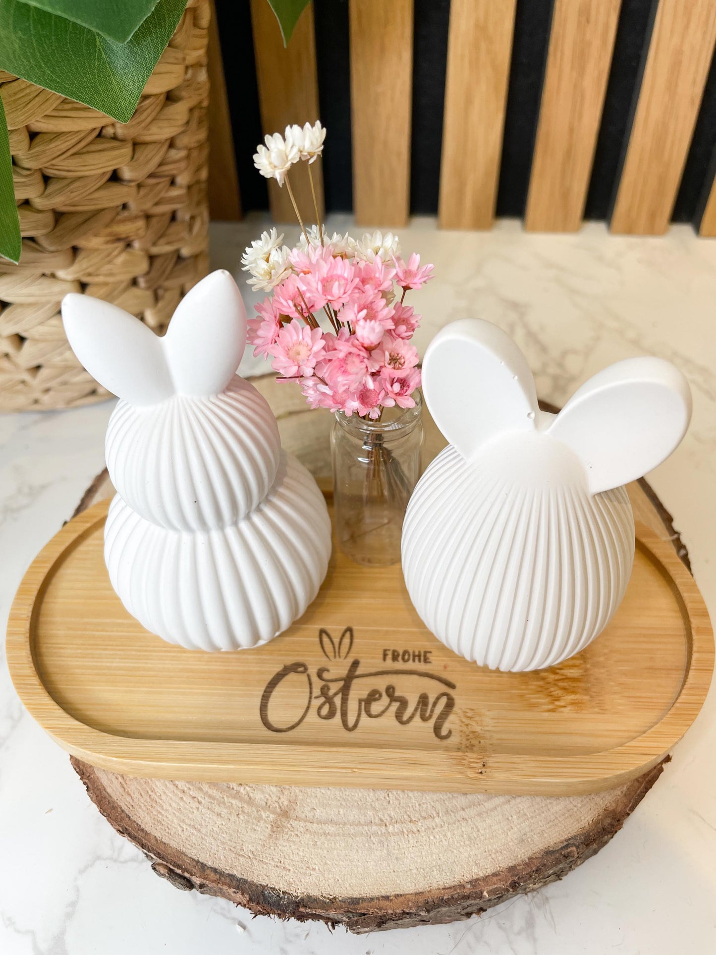 Osterset „Frohe Ostern“ – 2 Osterhasen mit Trockenblumen & graviertem Tablett | Handgegossen aus Raysin / Ostergeschenk / Osterdeko