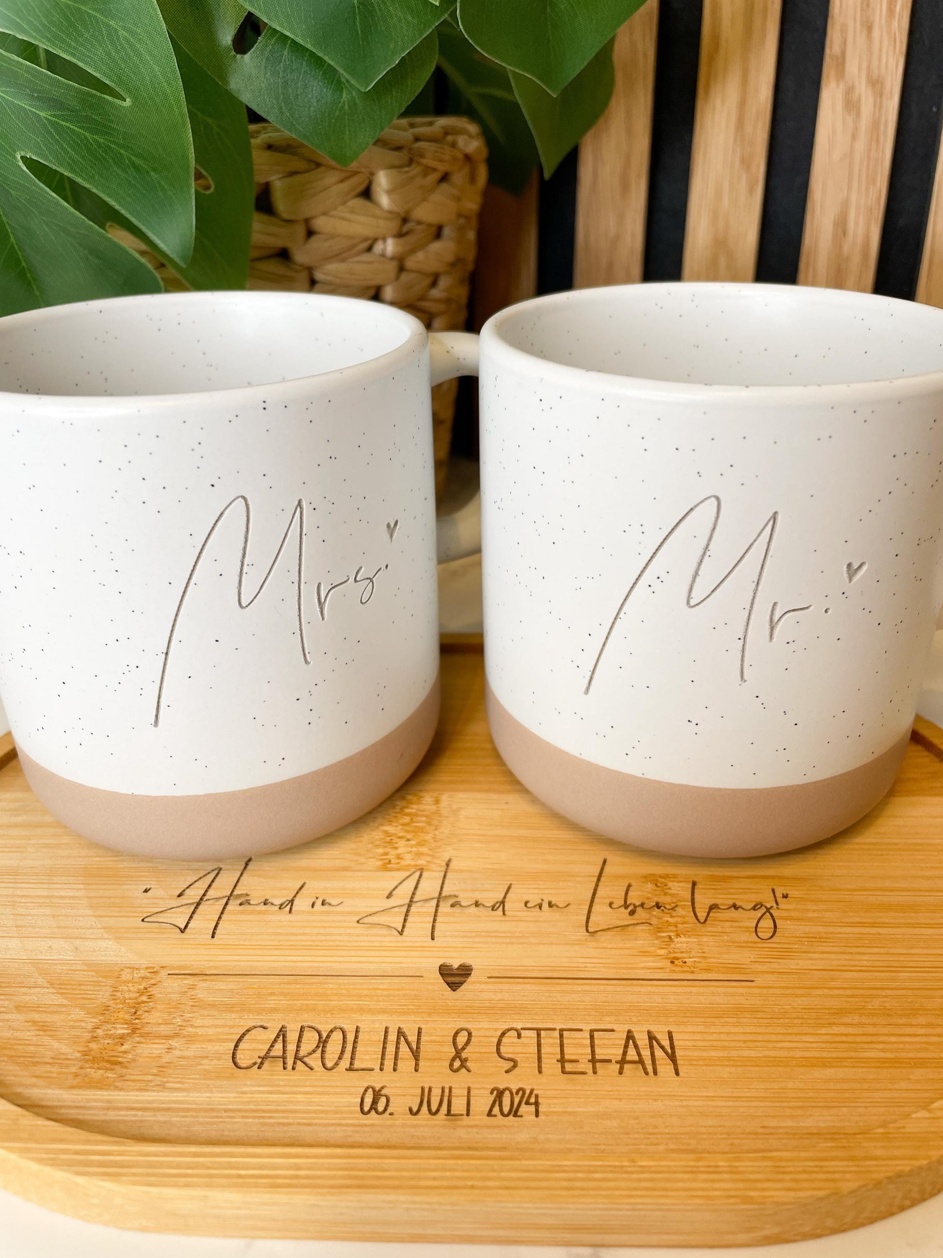 Hochzeitsset „Mr und Mrs“ – Personalisierte Tassen & graviertes Tablett | Geschenk zur Hochzeit