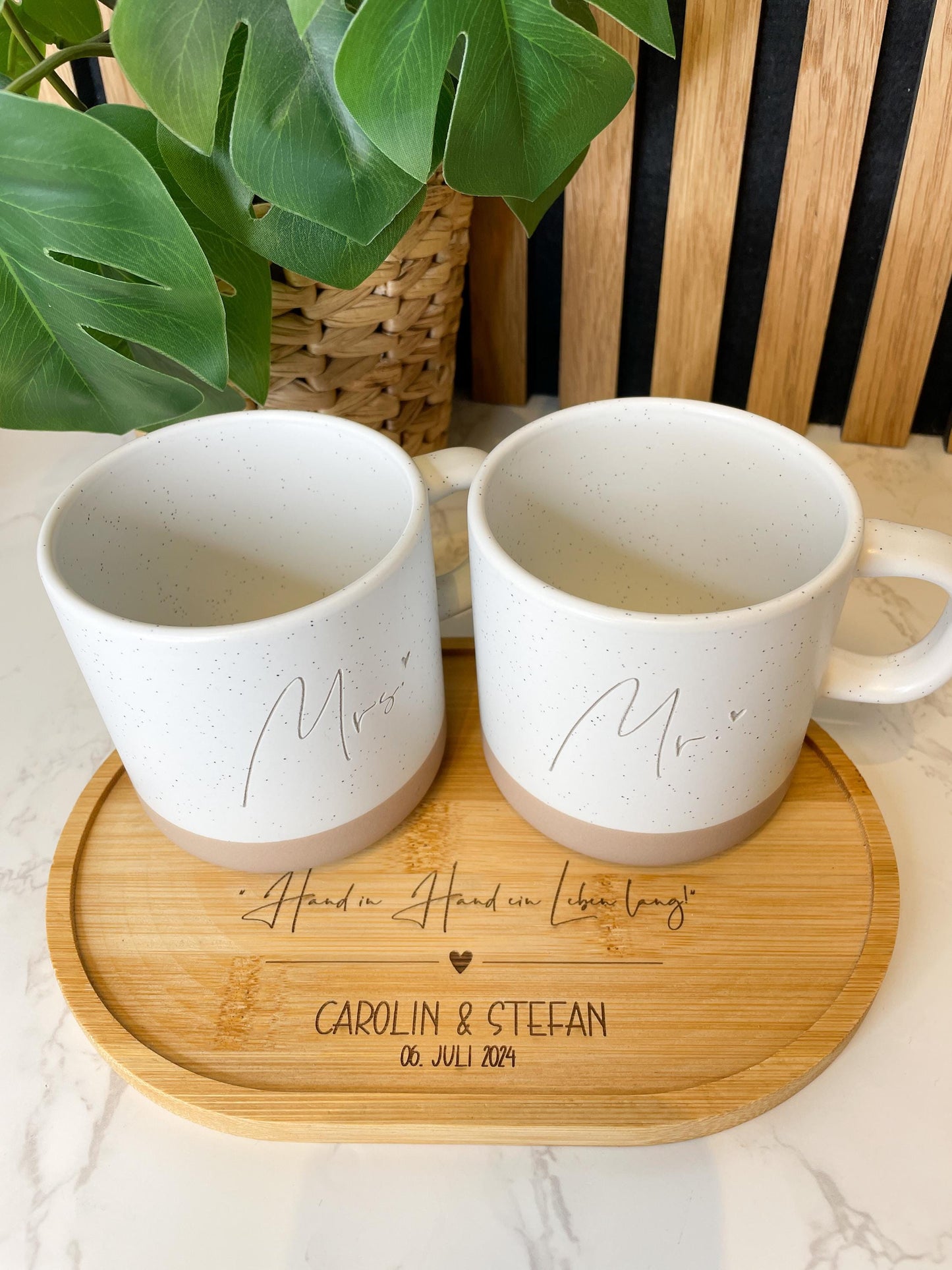 Hochzeitsset „Mr und Mrs“ – Personalisierte Tassen & graviertes Tablett | Geschenk zur Hochzeit