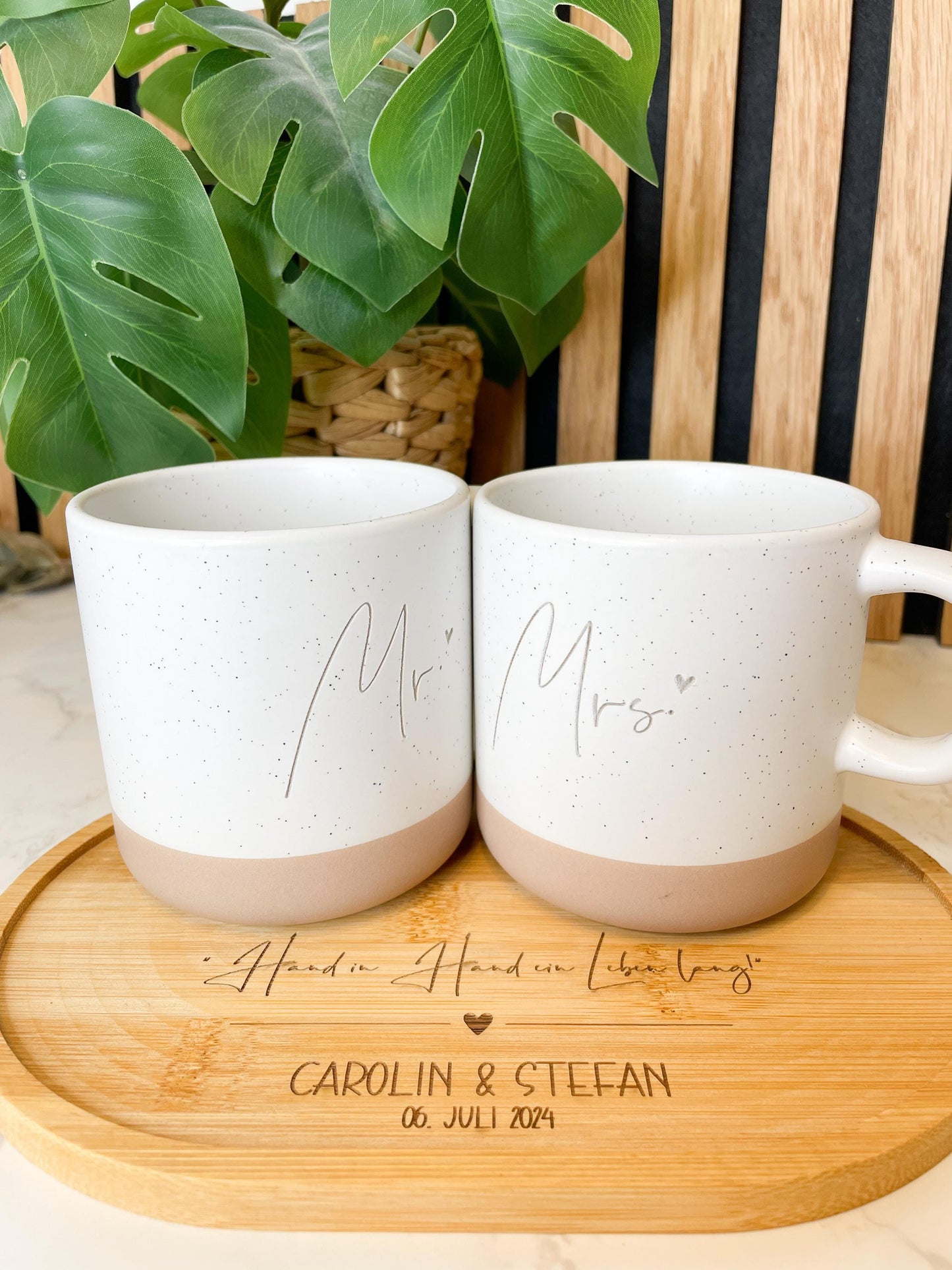 Hochzeitsset „Mr und Mrs“ – Personalisierte Tassen & graviertes Tablett | Geschenk zur Hochzeit
