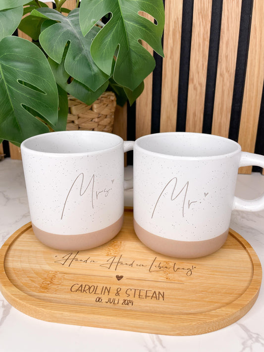 Hochzeitsset „Mr und Mrs“ – Personalisierte Tassen & graviertes Tablett | Geschenk zur Hochzeit
