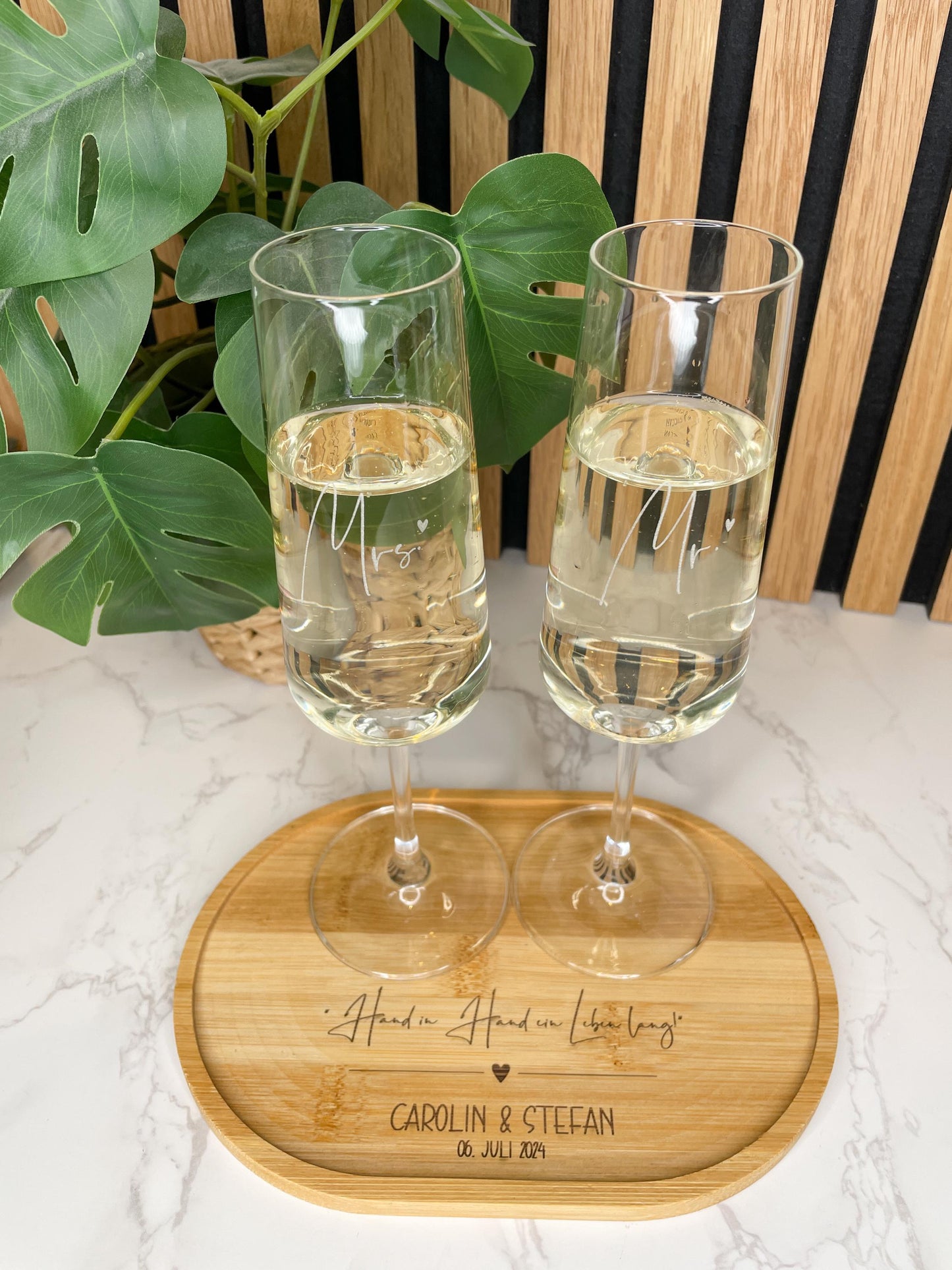 Personalisierte Sektgläser „Mr & Mrs“ – Graviert | Hochzeitsgeschenk mit optionalem Tablett