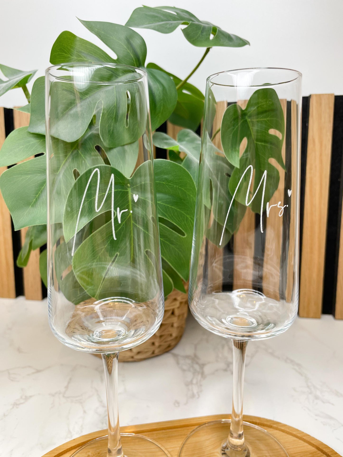 Personalisierte Sektgläser „Mr & Mrs“ – Graviert | Hochzeitsgeschenk mit optionalem Tablett