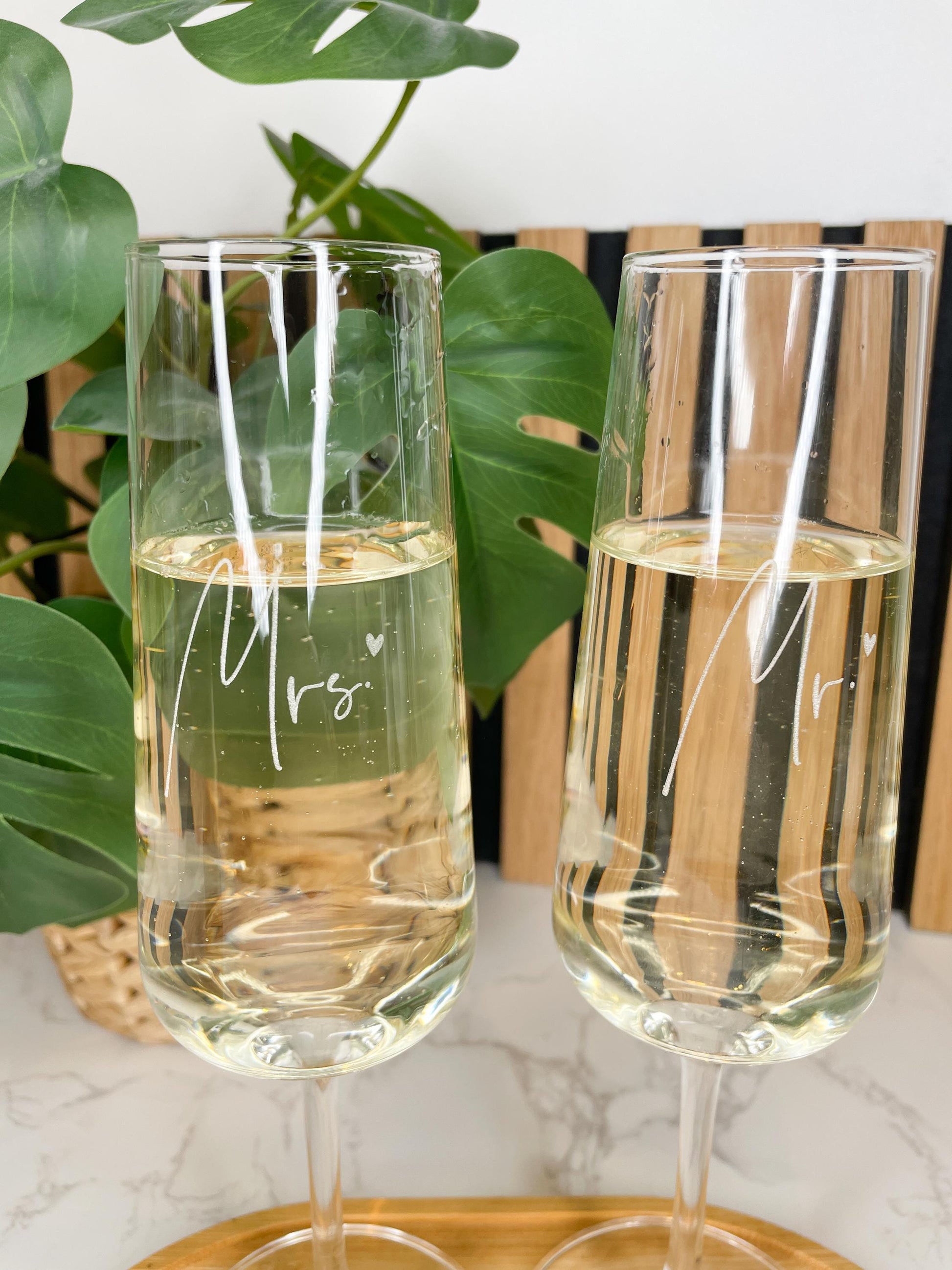 Personalisierte Sektgläser „Mr & Mrs“ – Graviert | Hochzeitsgeschenk mit optionalem Tablett